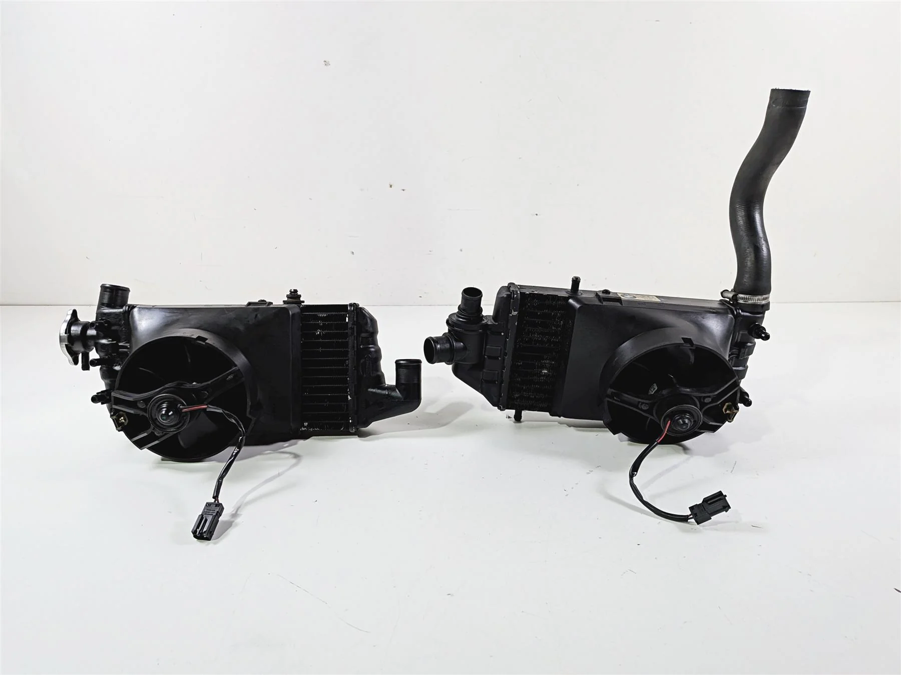 2002 BMW K1200LT 89V3 Left Right Radiator & Fans Set 17111464875 17111465160 - Image 4