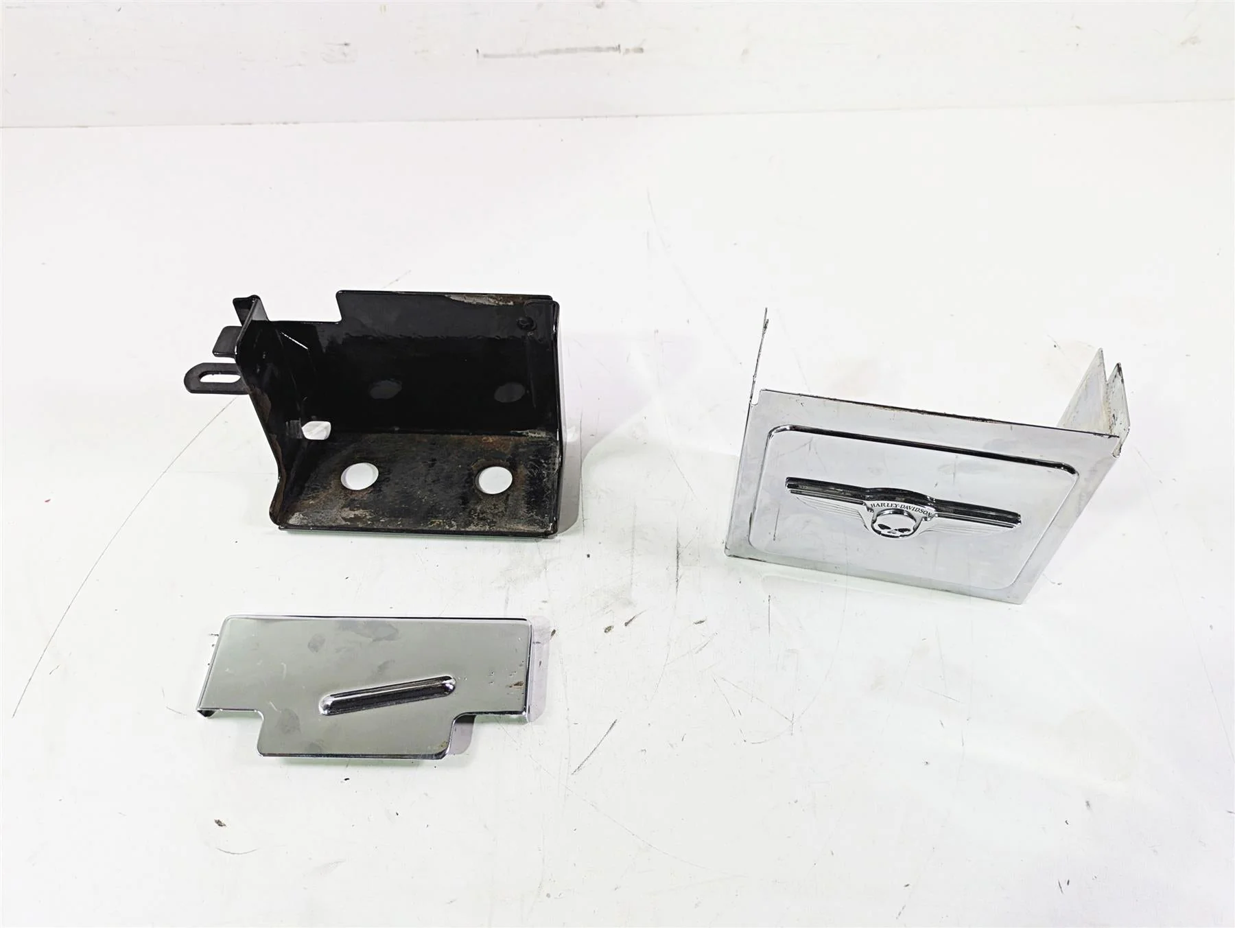 2002 Harley Dyna FXDL Low Rider Battery Tray Box & Skull Chrome Cover 66375-97