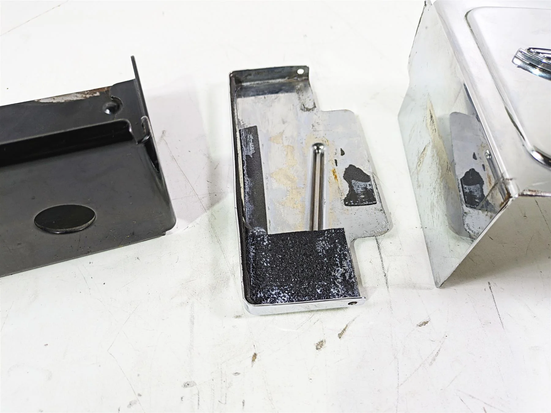 2002 Harley Dyna FXDL Low Rider Battery Tray Box & Skull Chrome Cover 66375-97 - Image 11