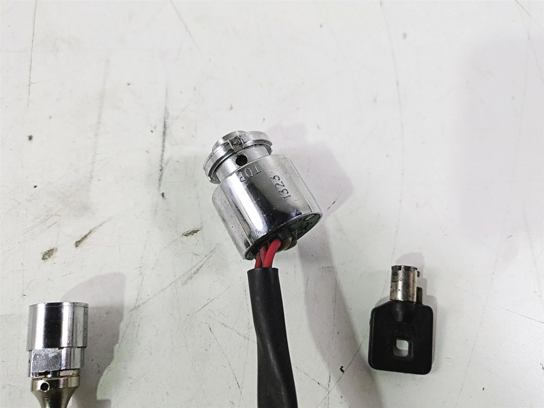 2002 Harley Dyna FXDL Low Rider Ignition Switch Key Lock Set - Read 71705-97 - Image 10