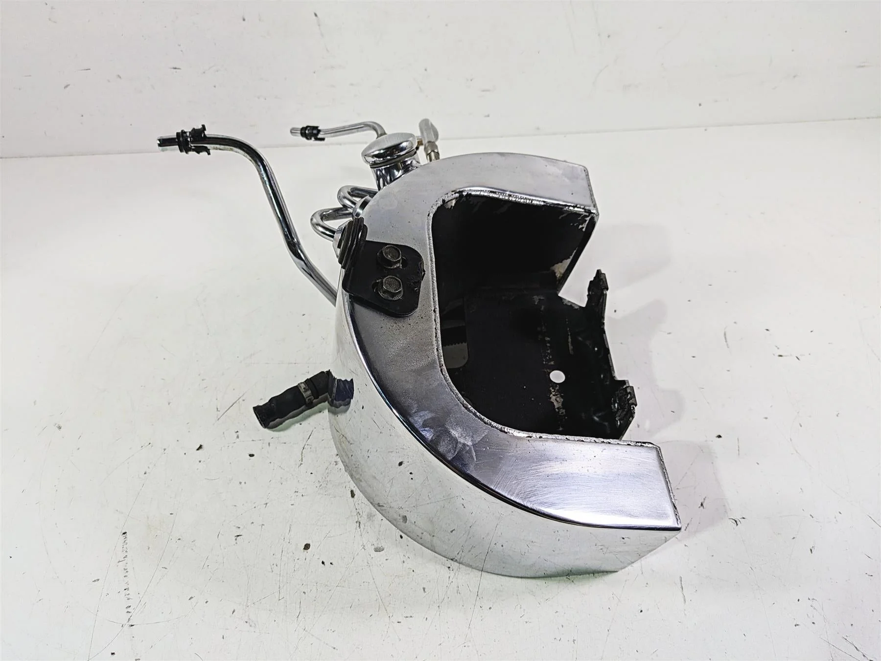 2002 Harley FLSTC Softail Heritage Oil Tank Reservoir & All Lines 62498-01A - Image 2