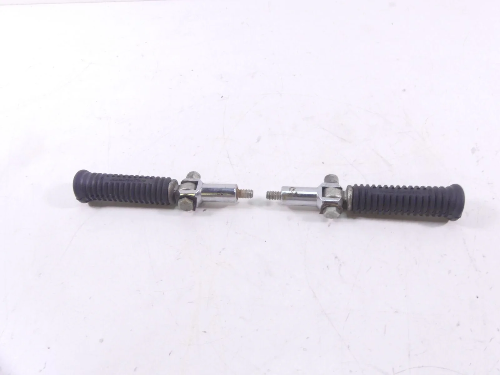 2002 Harley FLSTCI Softail Heritage Rear Passenger Footpeg Foot Peg Set 50942-00 - Image 3