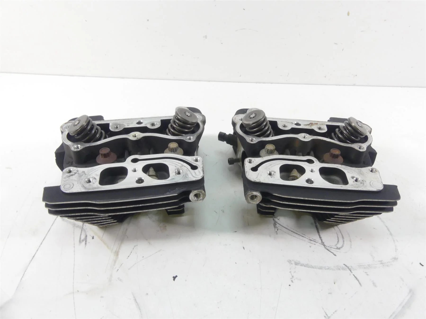 2002 Harley Softail FXSTDI Deuce Cylinderhead Cylinder Head Set 16725-99 - Image 3