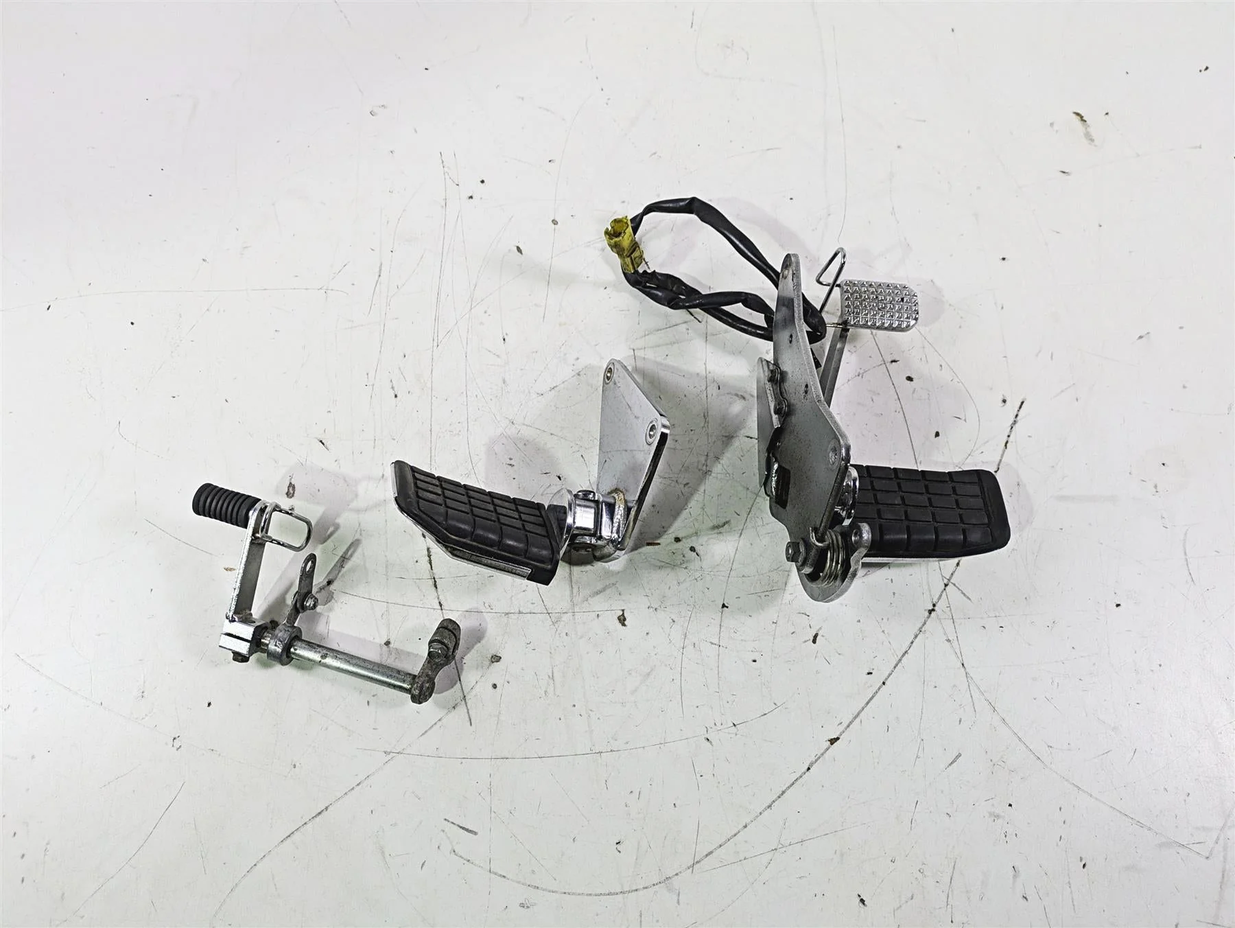 2002 Honda GL1500 CD Valkyrie Deluxe Front Footpeg & Pedal Set 50615-MZ0-000 - Image 2