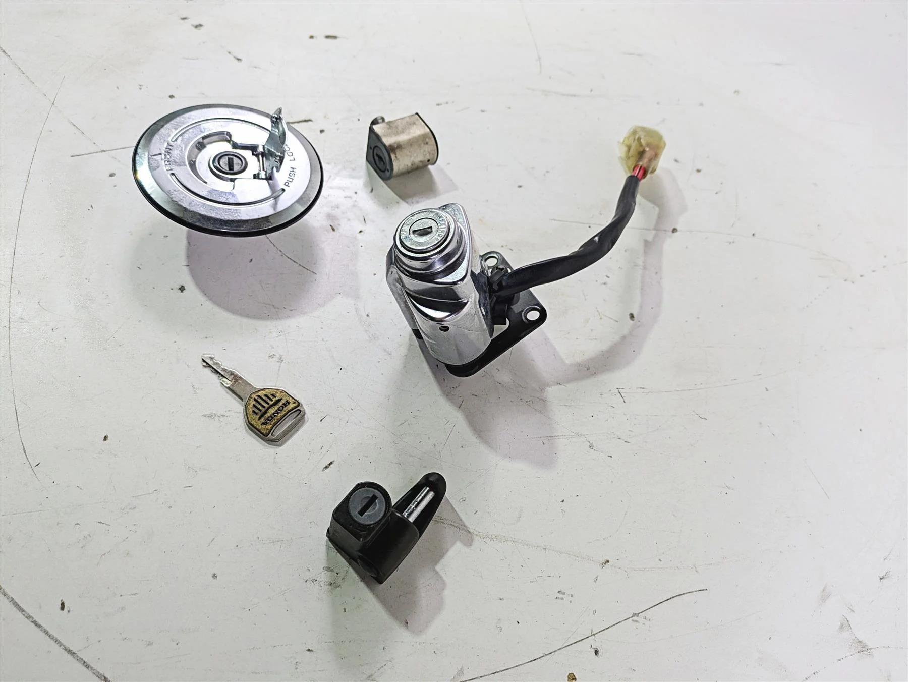 2002 Honda V-Twin VTX1800 C Ignition Switch Key Lock Set 35100-MCH-000 - Image 3