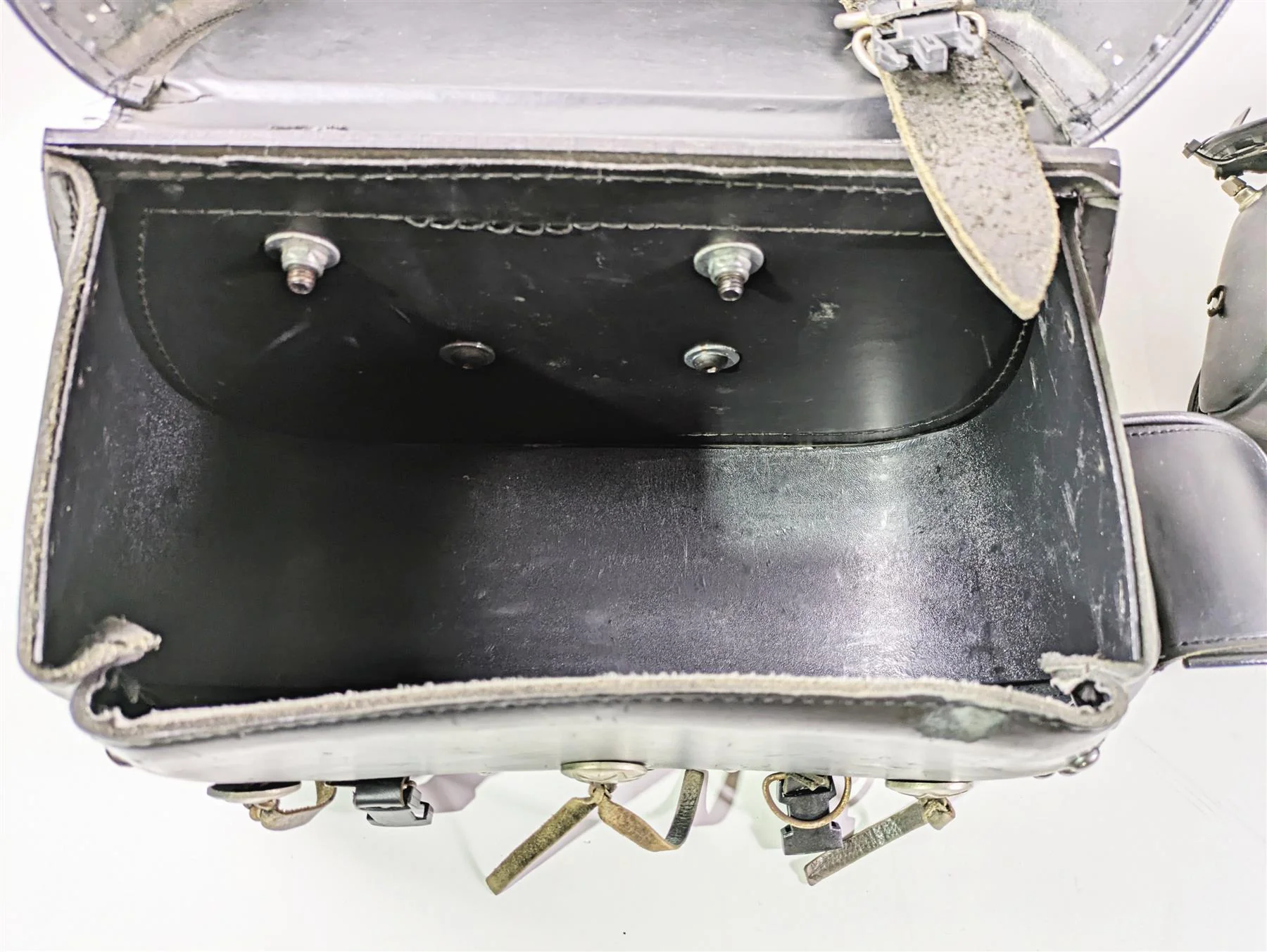 2002 Indian Spirit Deluxe Studded Leather Saddlebag & Mount & Keys Set READ - Image 11