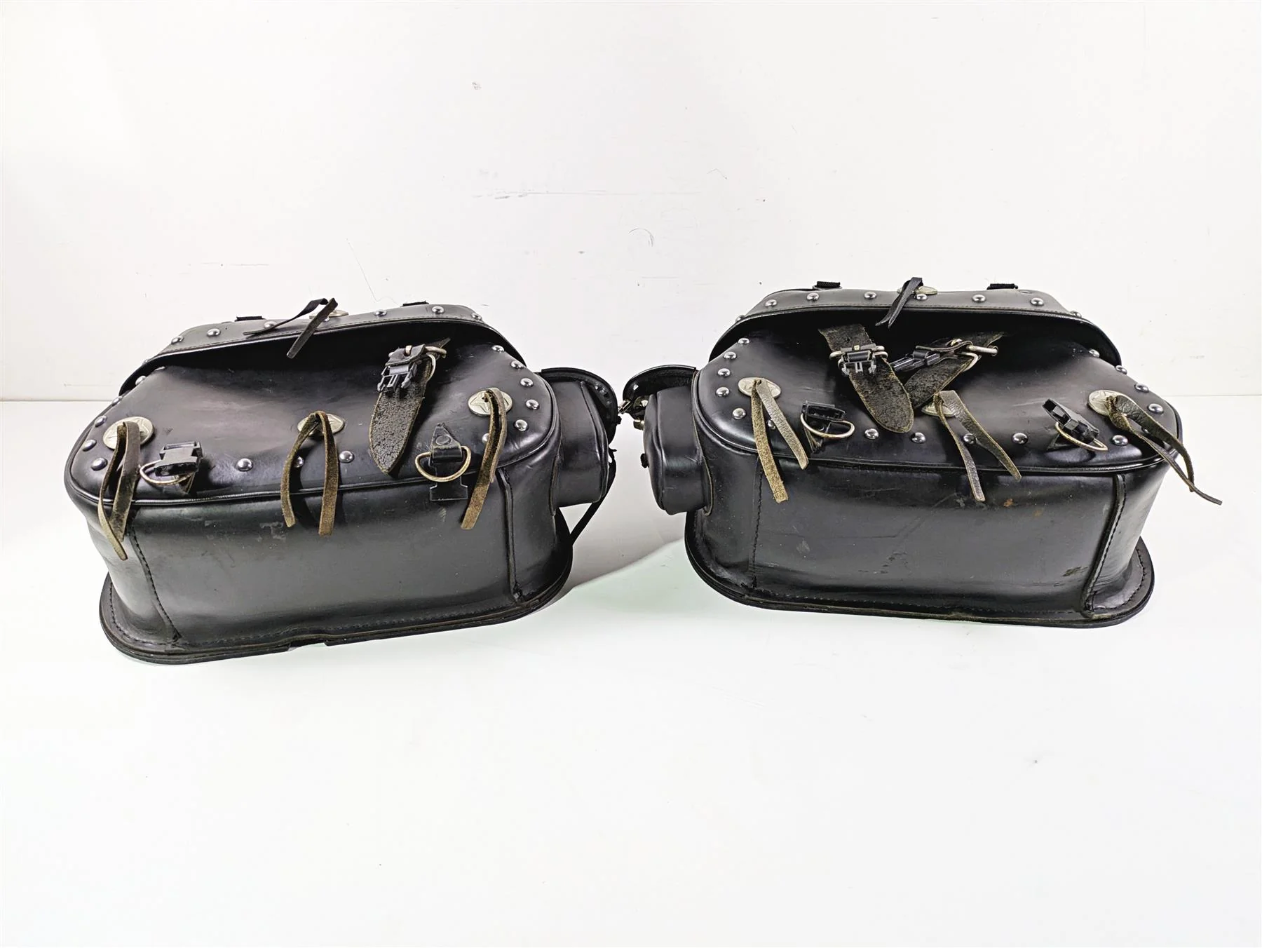2002 Indian Spirit Deluxe Studded Leather Saddlebag & Mount & Keys Set READ - Image 3