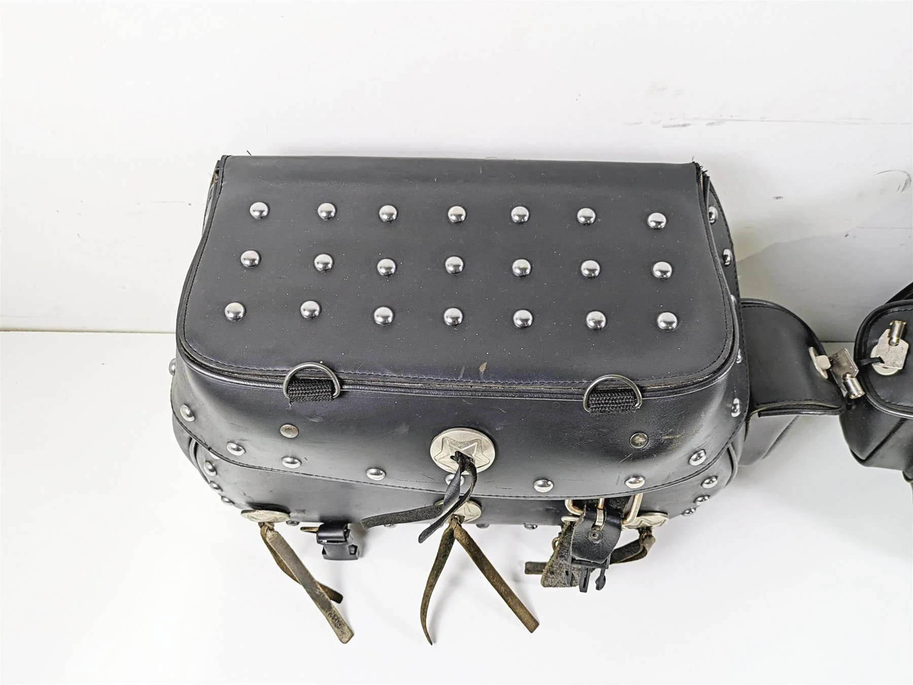 2002 Indian Spirit Deluxe Studded Leather Saddlebag & Mount & Keys Set READ - Image 5