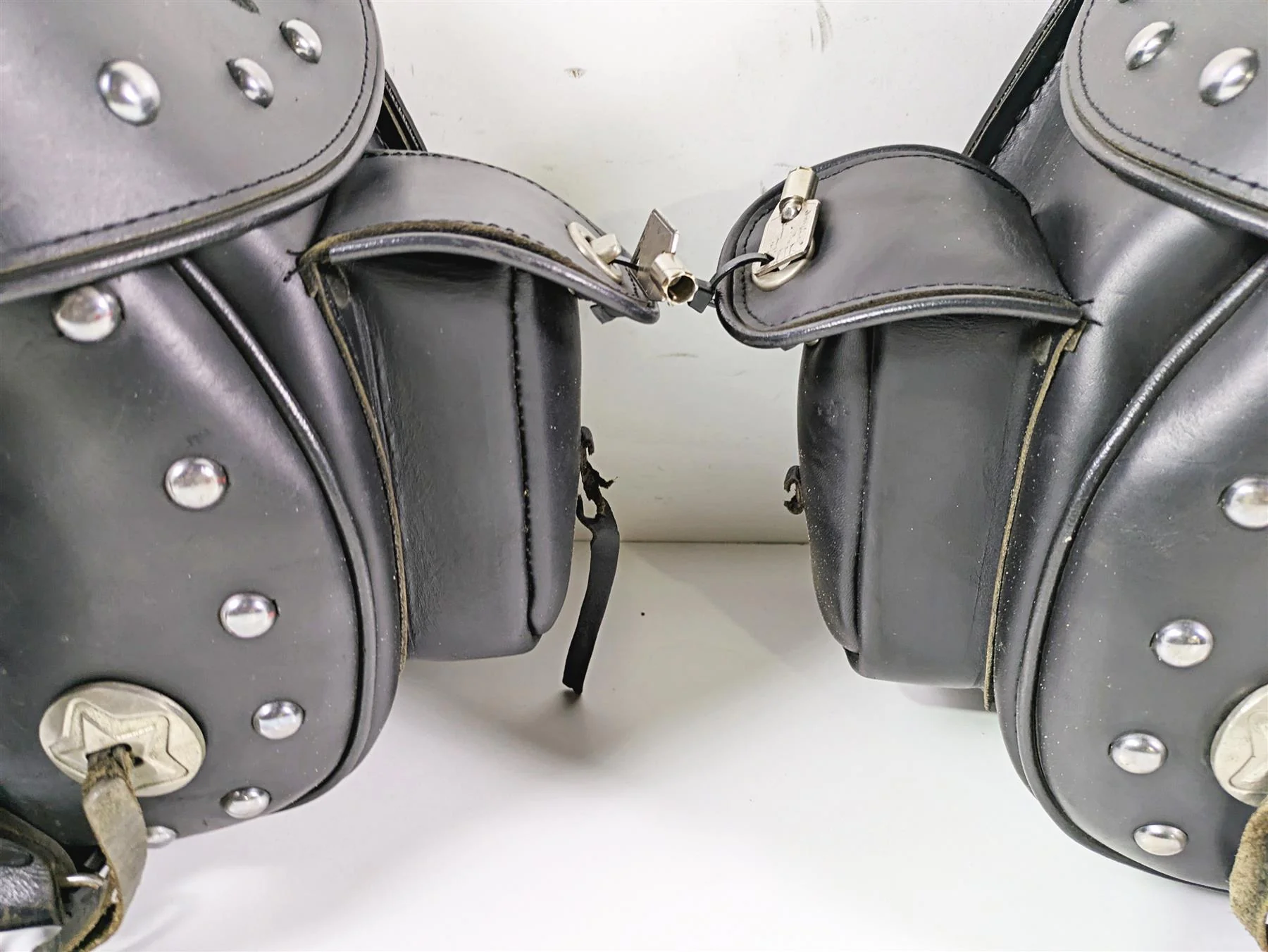 2002 Indian Spirit Deluxe Studded Leather Saddlebag & Mount & Keys Set READ - Image 8