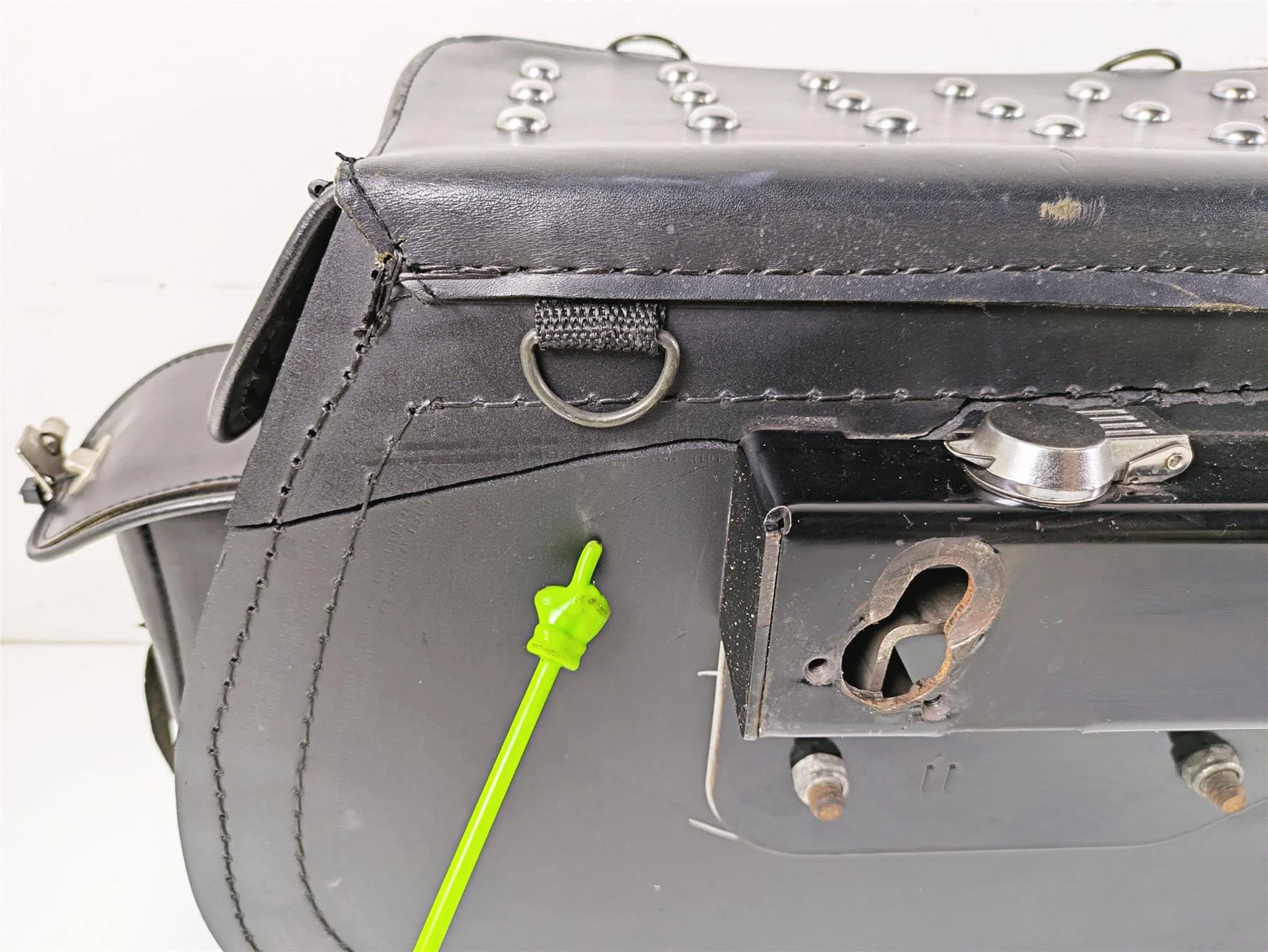 2002 Indian Spirit Deluxe Studded Leather Saddlebag & Mount & Keys Set READ - Image 9