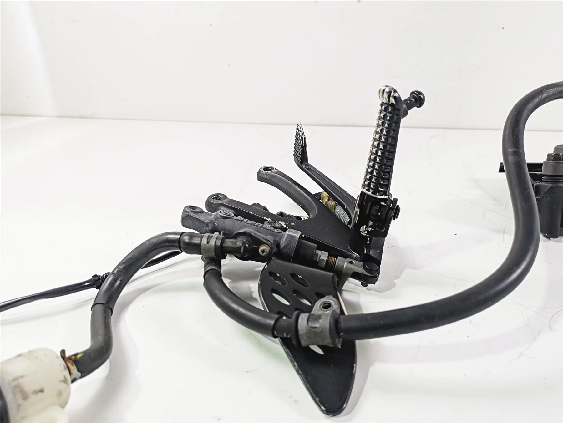 2002 Yamaha YZFR1 R1 Right Footpeg + Master & Caliper Set - Read 5JJ-27420-01 - Image 5