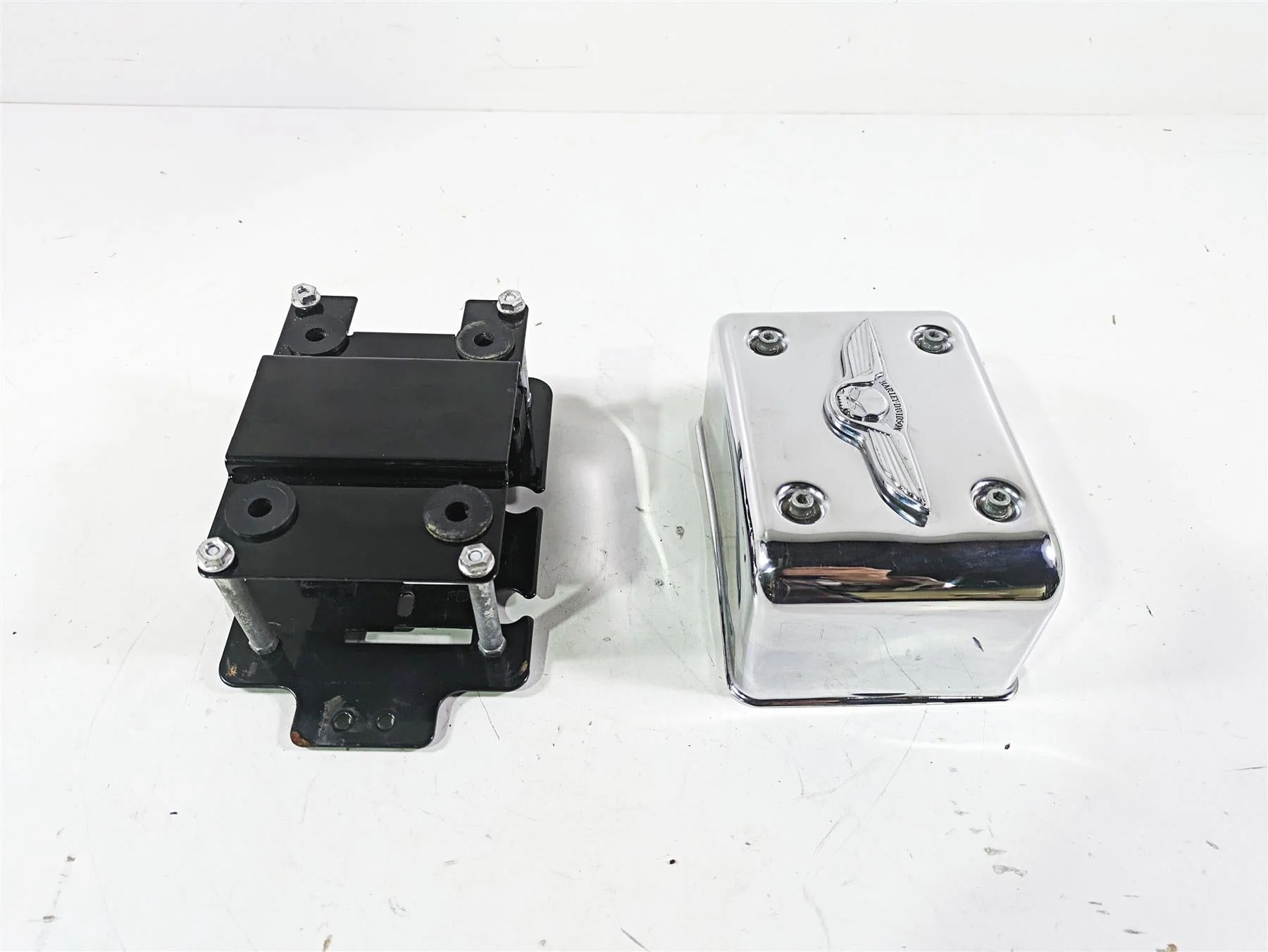 2003 Harley Dyna FXDL Low Rider 100TH Electrical Box Carrier & Cover 66333-99 - Image 4