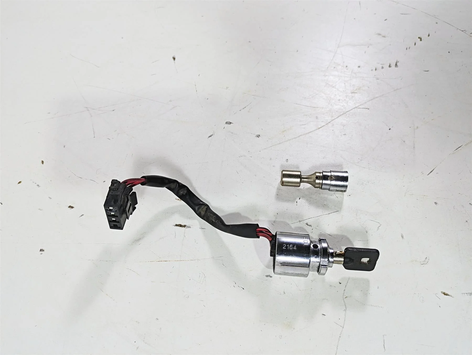 2003 Harley Dyna FXDL Low Rider 100TH Ignition Switch Key Steering Lock 71705-97 - Image 2