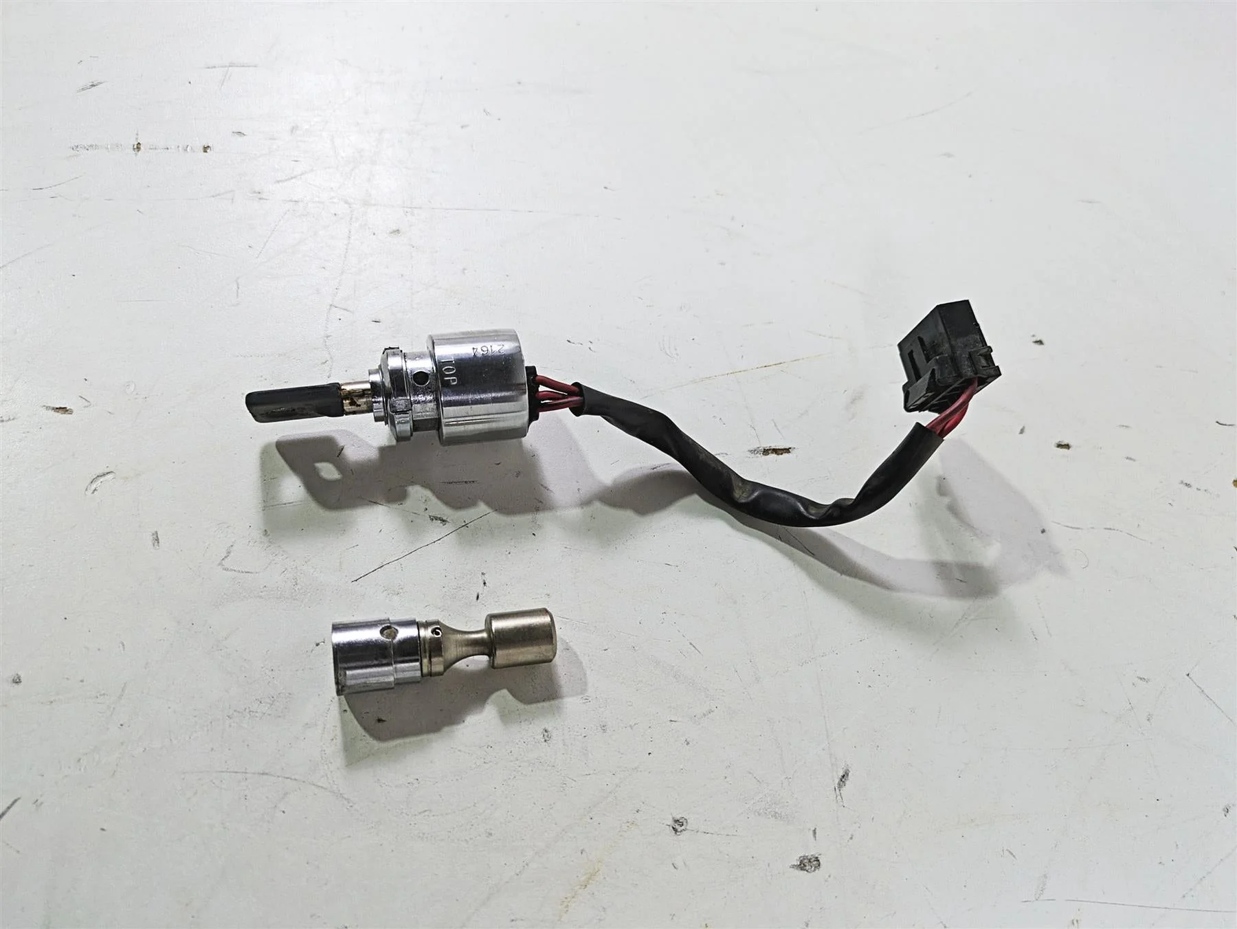2003 Harley Dyna FXDL Low Rider 100TH Ignition Switch Key Steering Lock 71705-97 - Image 3