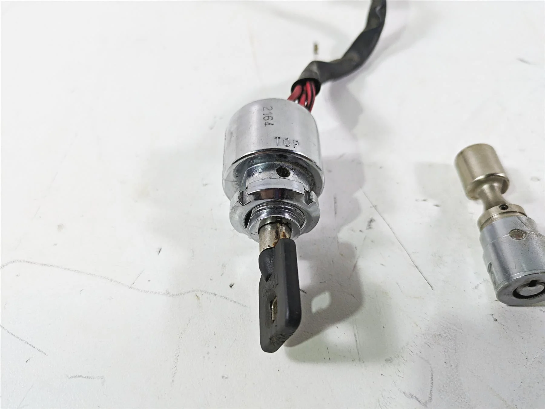 2003 Harley Dyna FXDL Low Rider 100TH Ignition Switch Key Steering Lock 71705-97 - Image 6