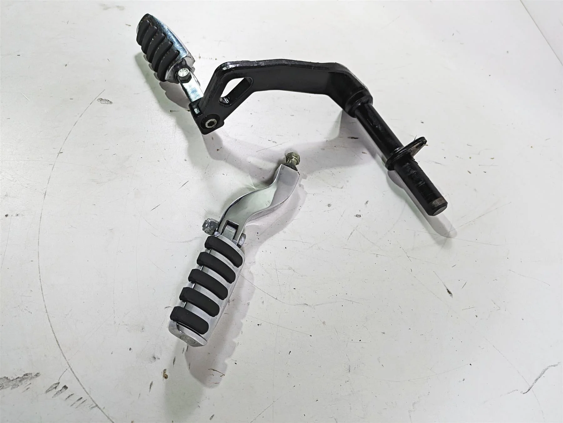 2003 Harley Dyna FXDL Low Rider 100TH Passenger Chrome Footpeg Rest Set 52740-02 - Image 3
