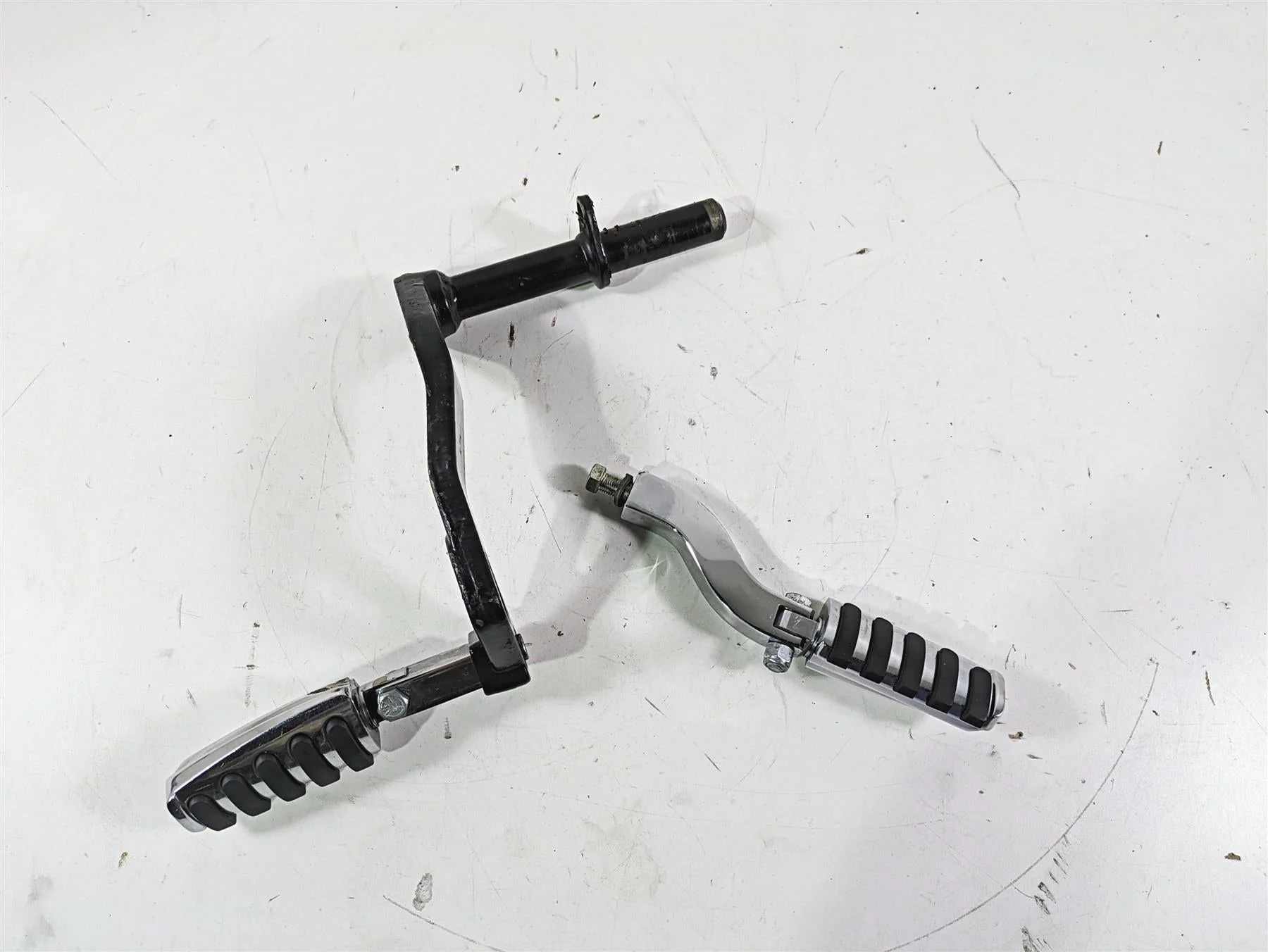 2003 Harley Dyna FXDL Low Rider 100TH Passenger Chrome Footpeg Rest Set 52740-02 - Image 4