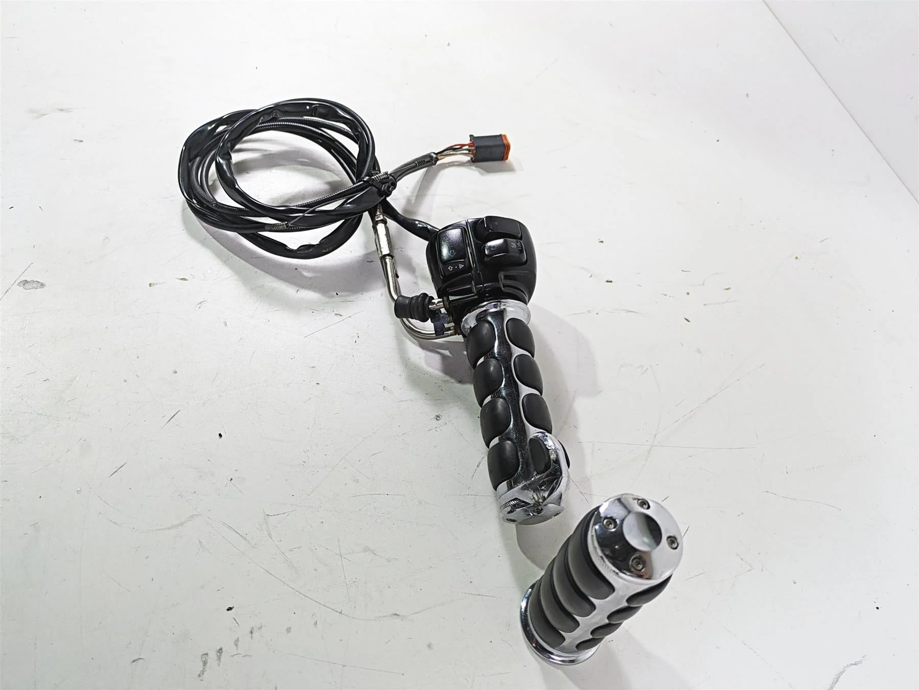 2003 Harley Dyna FXDL Low Rider 100TH Right Hand Control Switch 71589-96B - Image 3
