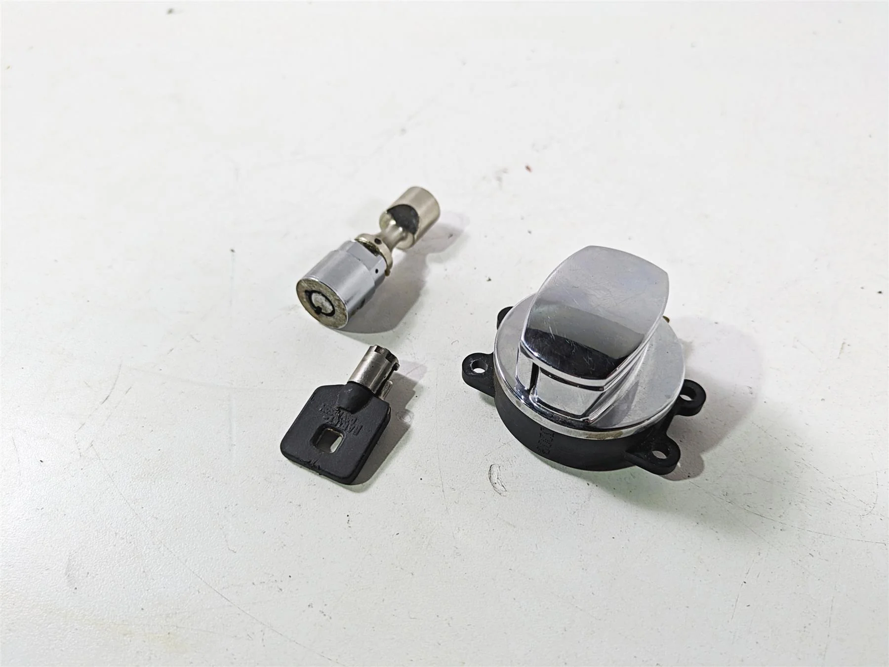 2003 Harley FLSTC Softail Heritage 100th Ignition Switch Key Lock Set 71450-04 - Image 10