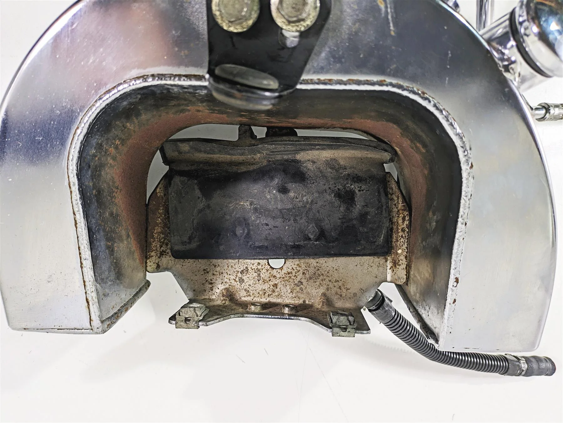 2003 Harley FLSTC Softail Heritage 100th Oil Tank Reservoir & Lines 62498-01A - Image 8