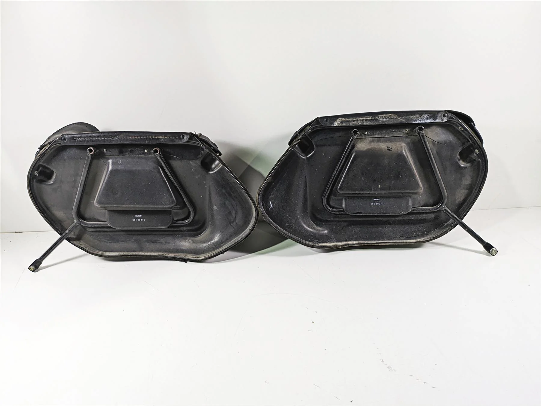 2003 Harley FLSTC Softail Heritage 100th Saddlebag & Mount Set 90476-00 90477-00 - Image 2