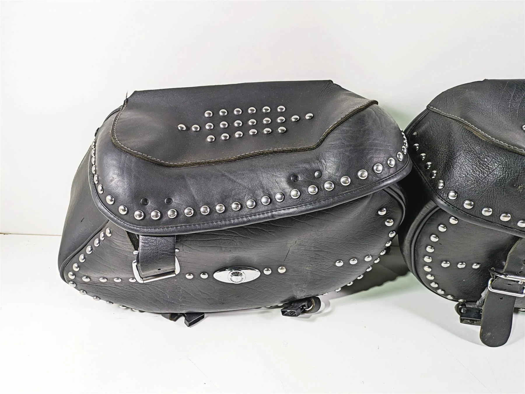 2003 Harley FLSTC Softail Heritage 100th Saddlebag & Mount Set 90476-00 90477-00 - Image 4