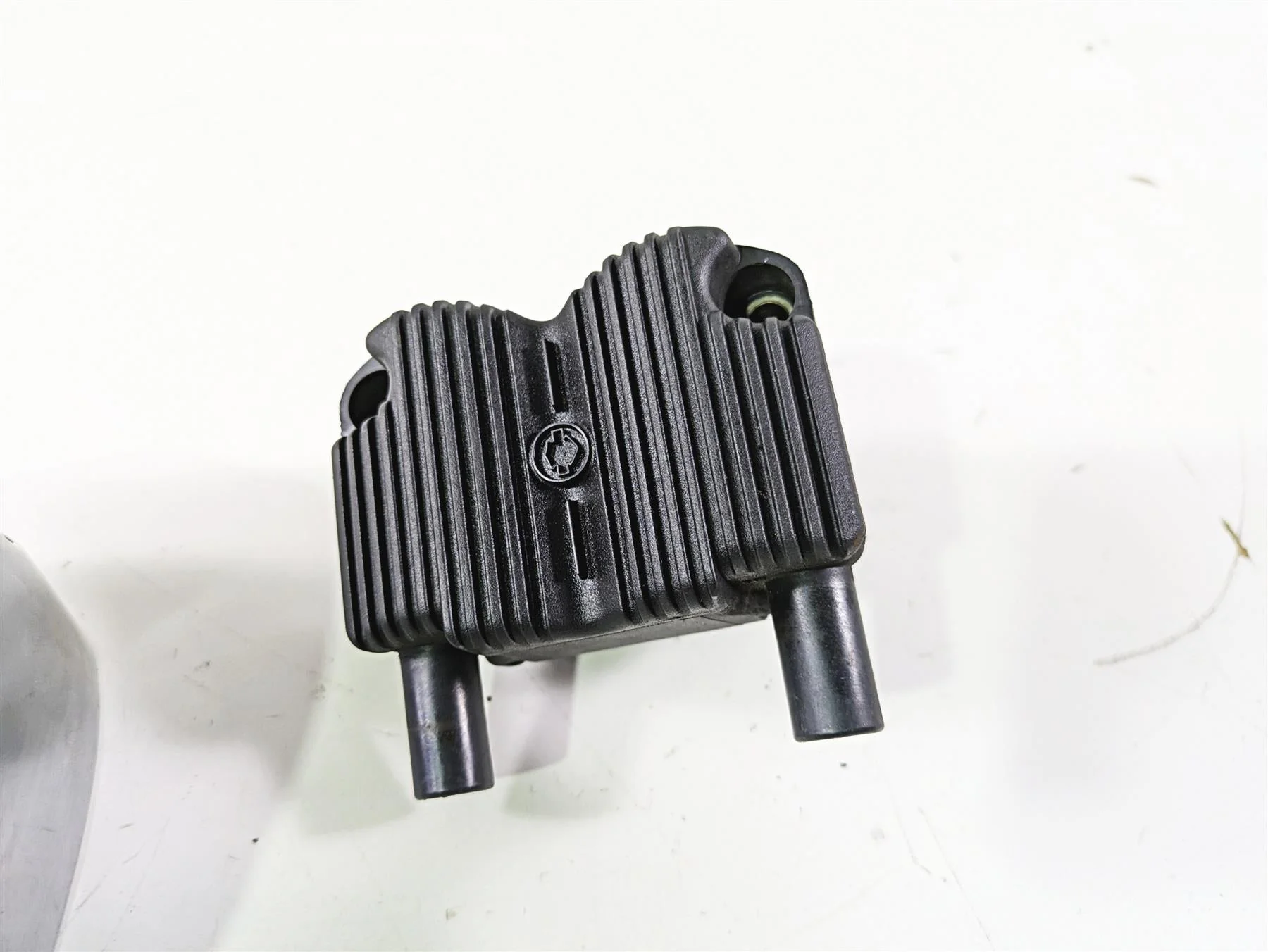 2003 Harley Softail FXSTDI Deuce 100th Ignition Coil & Chrome Cover 31743-01 - Image 4