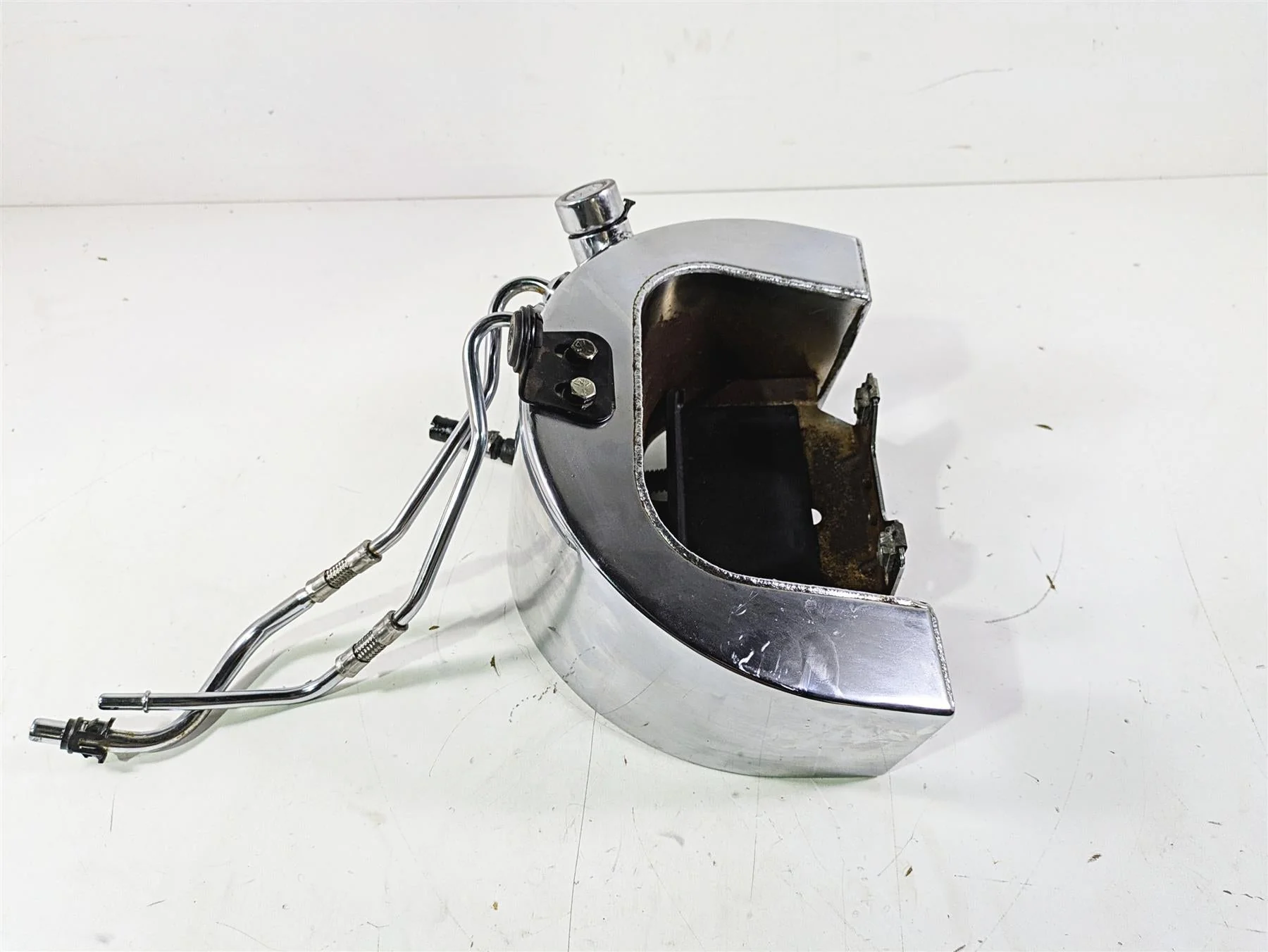 2003 Harley Softail FXSTDI Deuce 100th Oil Tank Reservoir + Lines 62498-01A