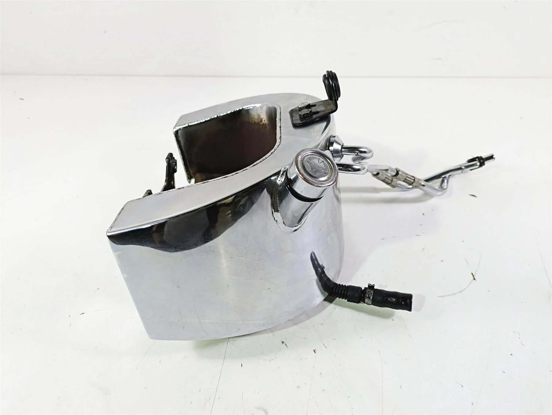 2003 Harley Softail FXSTDI Deuce 100th Oil Tank Reservoir + Lines 62498-01A - Image 4