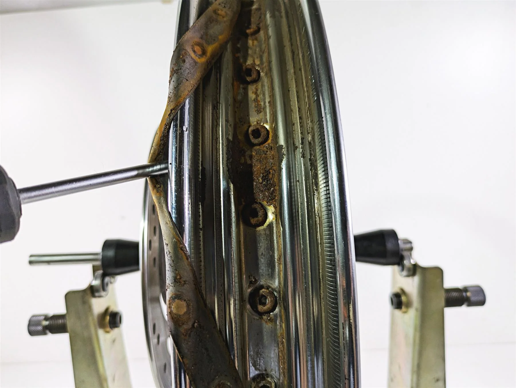 2003 Harley Softail FXSTDI Deuce 100th Straight 21x2.15 Front Wheel 43662-80B - Image 4
