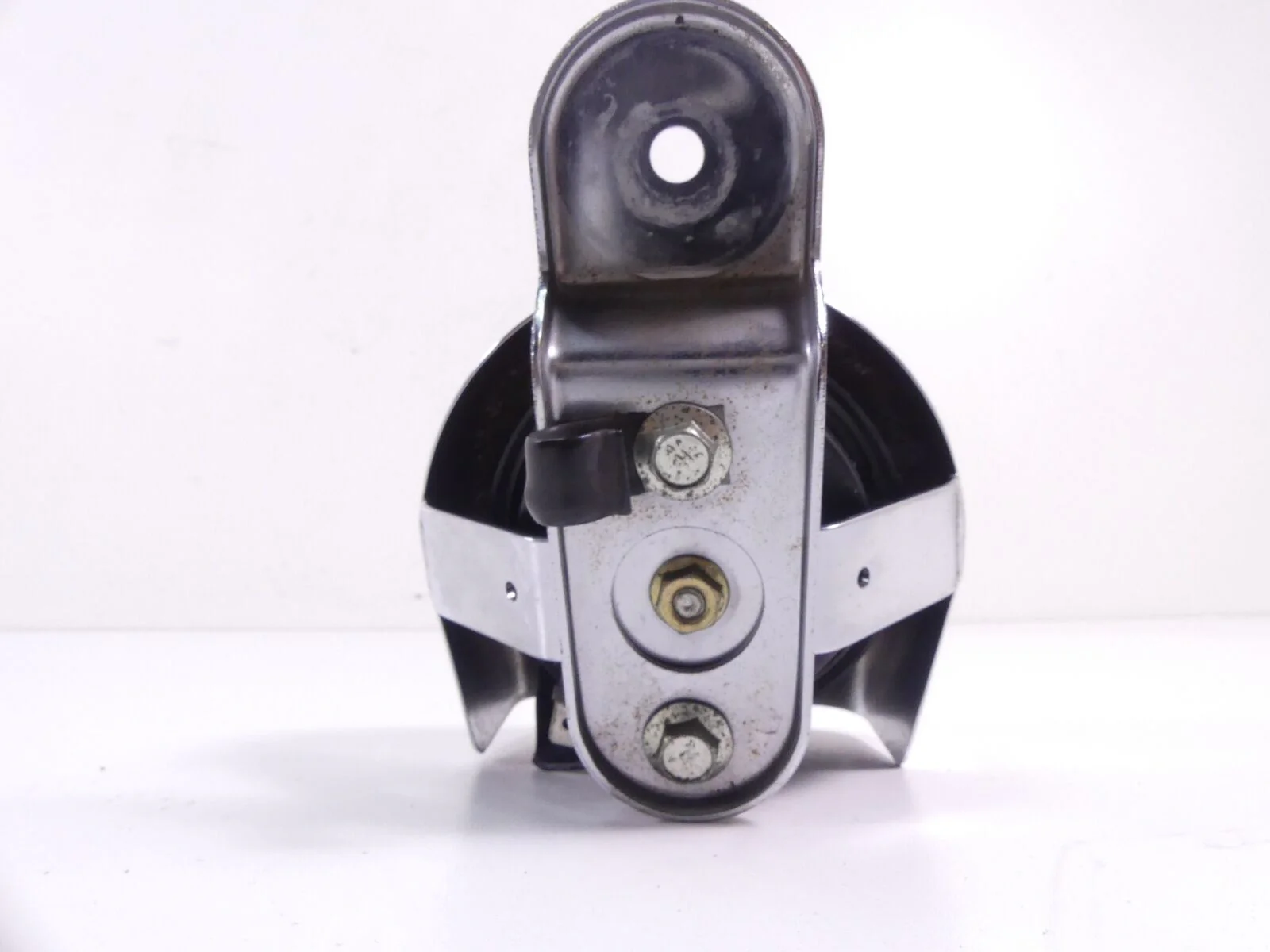 2003 Harley Touring FLHTCI Electra Glide Horn With Chrome Cover 61300478A - Image 2