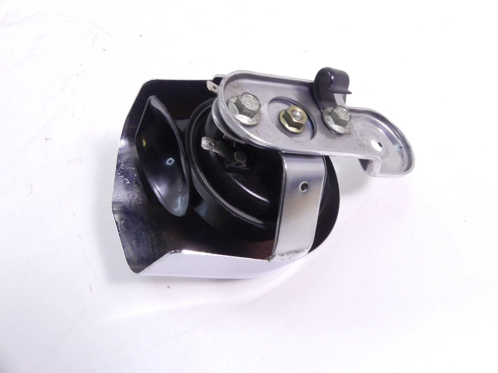 2003 Harley Touring FLHTCI Electra Glide Horn With Chrome Cover 61300478A - Image 5