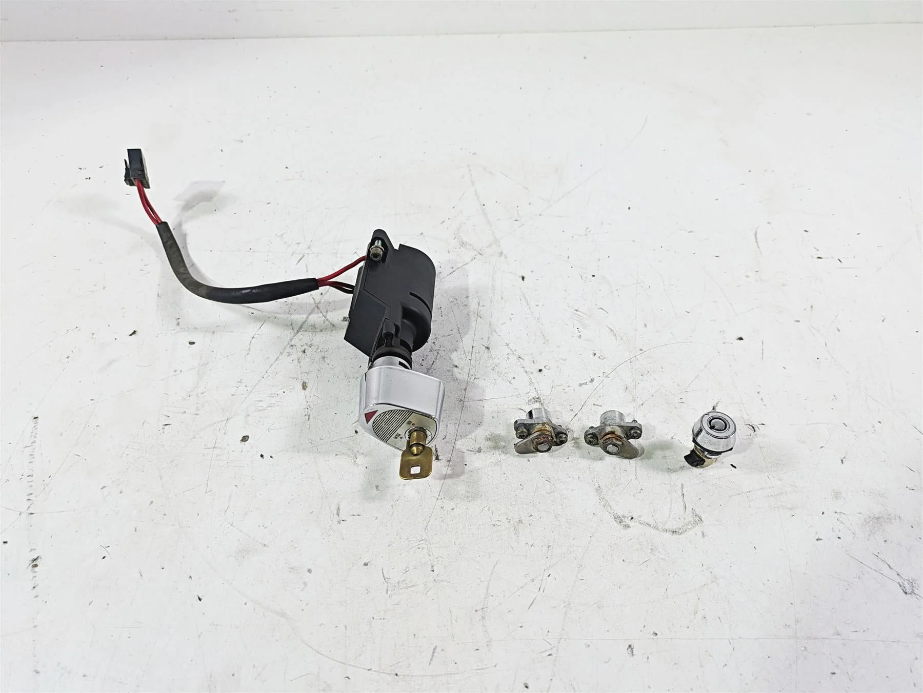 2003 Harley Touring FLHTCUI 100TH E-Glide Ignition Switch Key Lock Set 71640-99