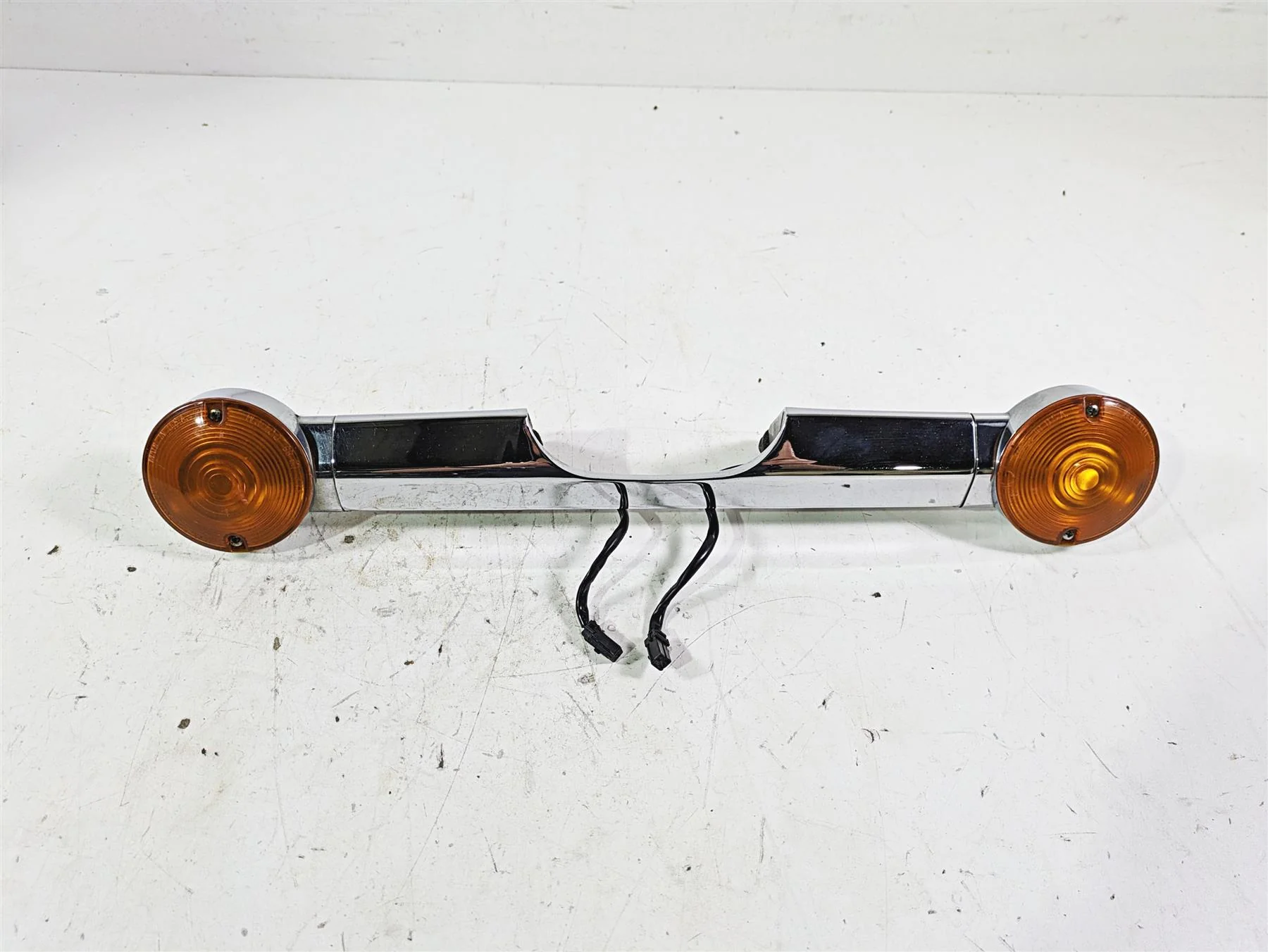 2003 Harley Touring FLHTCUI 100TH E-Glide Rear Blinker Turn Signal Bar 68510-74C
