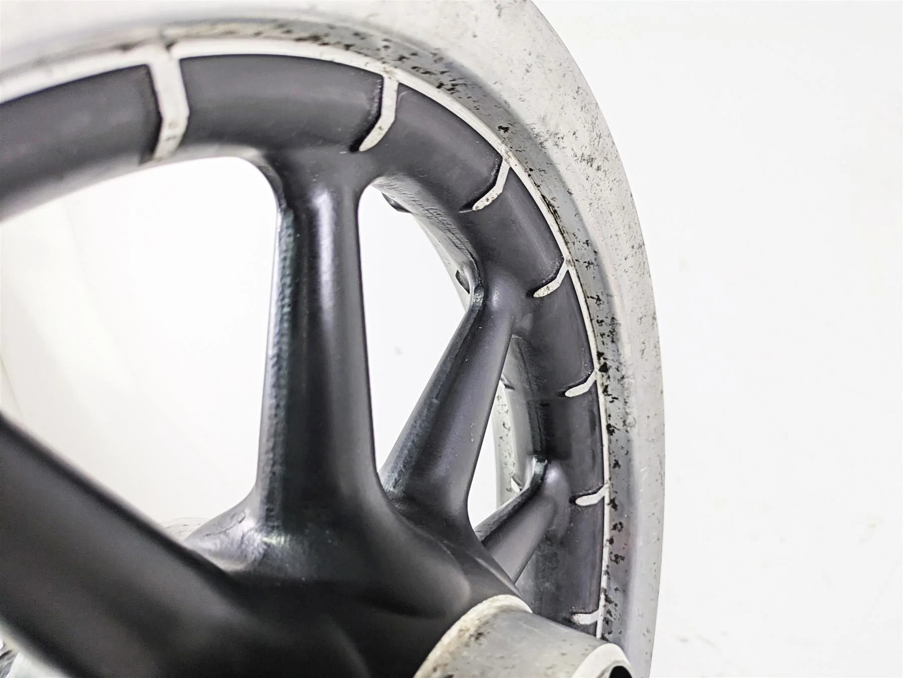 2003 Harley Touring FLHTCUI E-Glide 100th 16x3 Rear Wheel Cast 43402-00B - Image 9