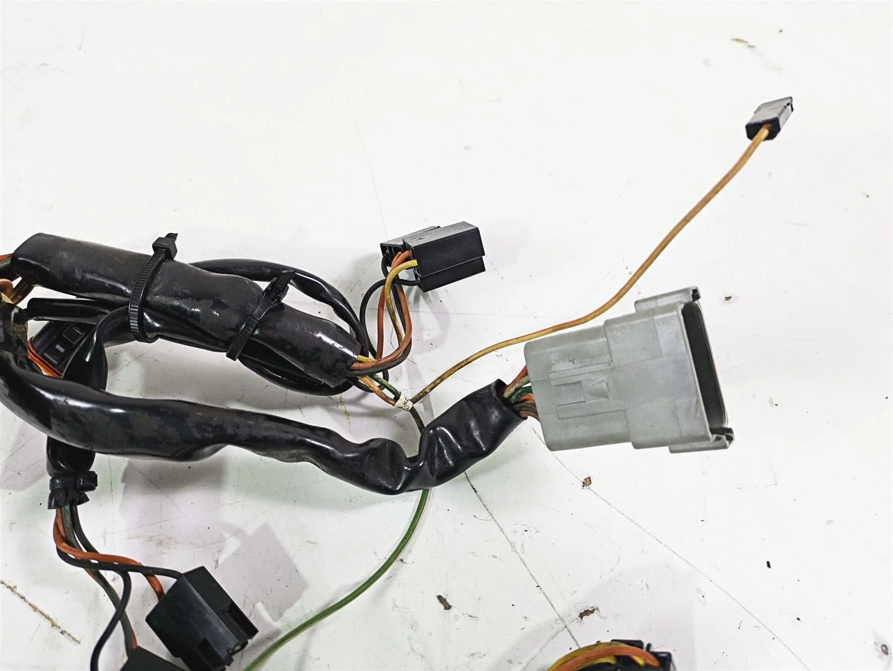 2003 Harley Touring FLHTCUI E-Glide 100th Front Interconnect Wiring 70232-03 - Image 2