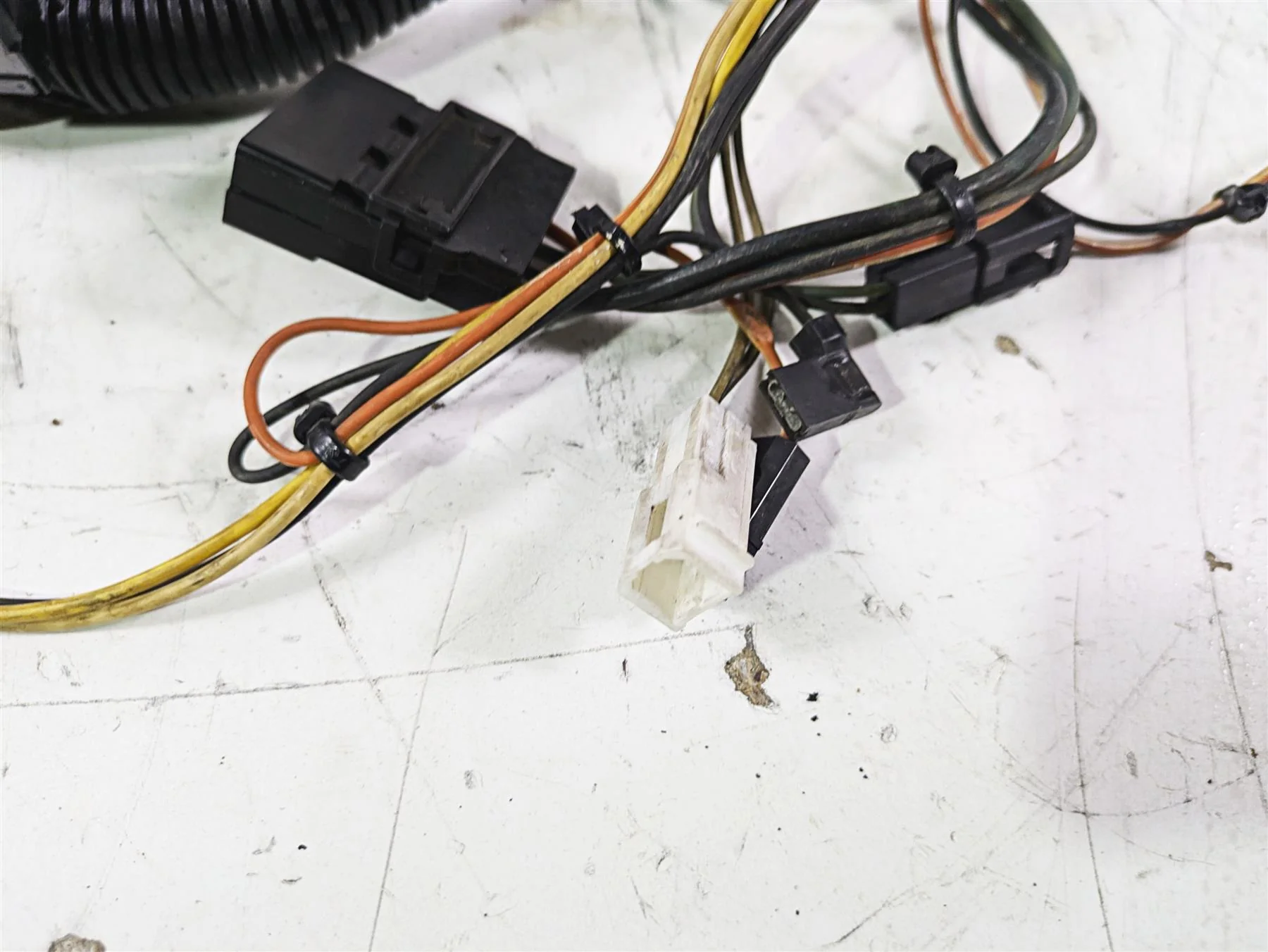 2003 Harley Touring FLHTCUI E-Glide 100th Front Interconnect Wiring 70232-03 - Image 9