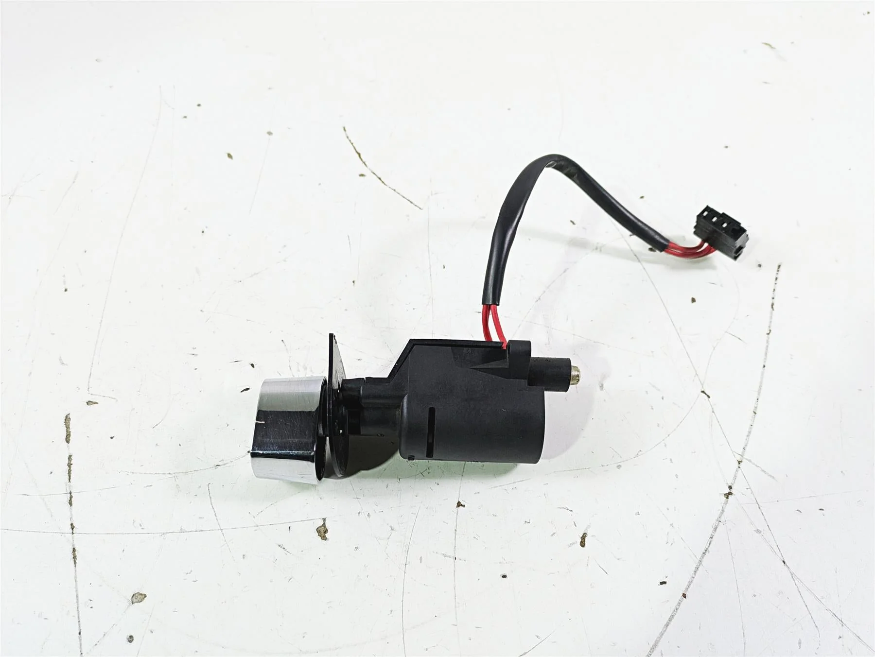 2003 Harley Touring FLHTCUI E-Glide 100th Ignition Switch & Knob VIN 71640-99 - Image 2