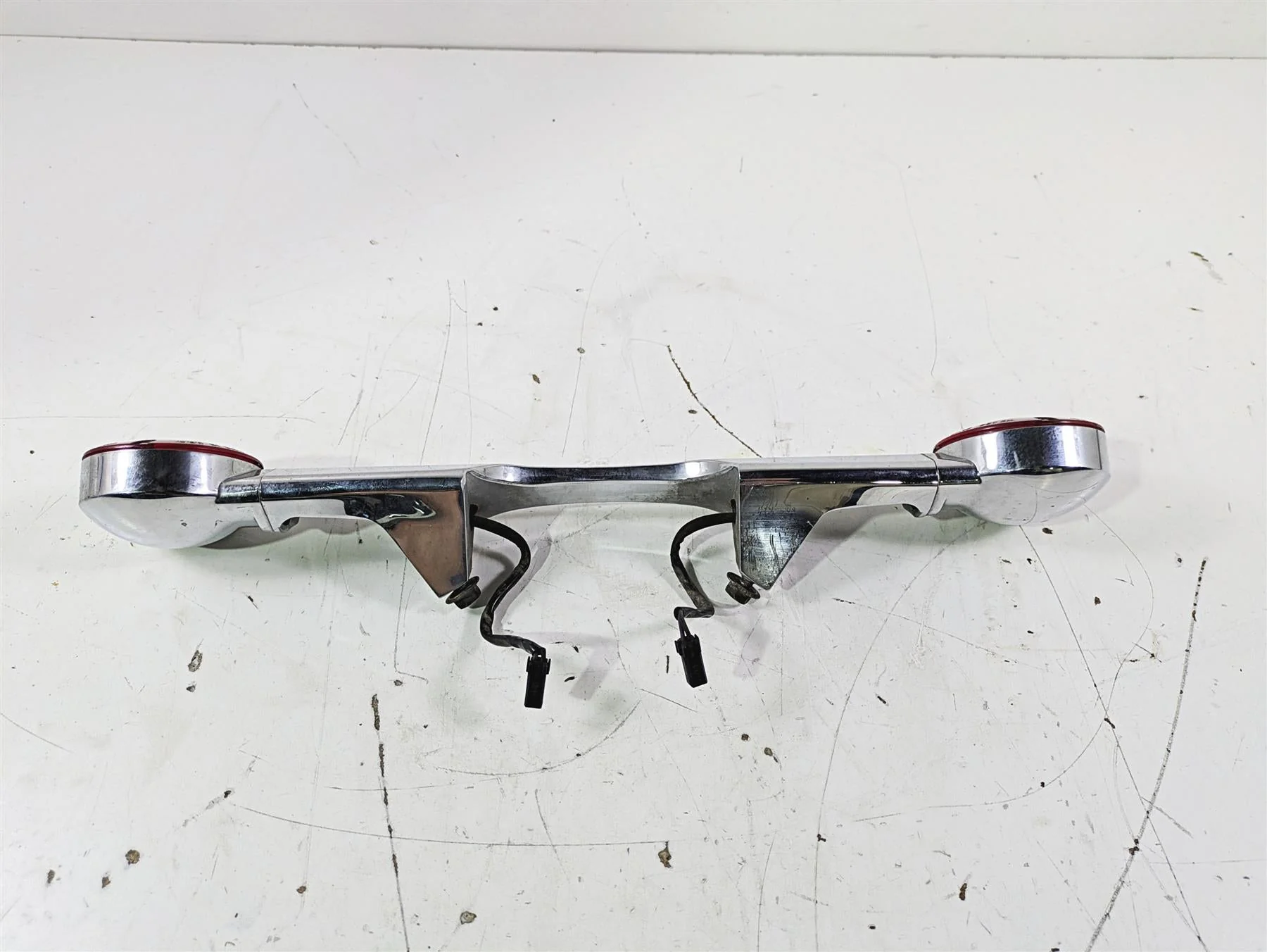 2003 Harley Touring FLHTCUI E-Glide 100th Rear Blinker Turn Signal Bar 68145-98 - Image 3