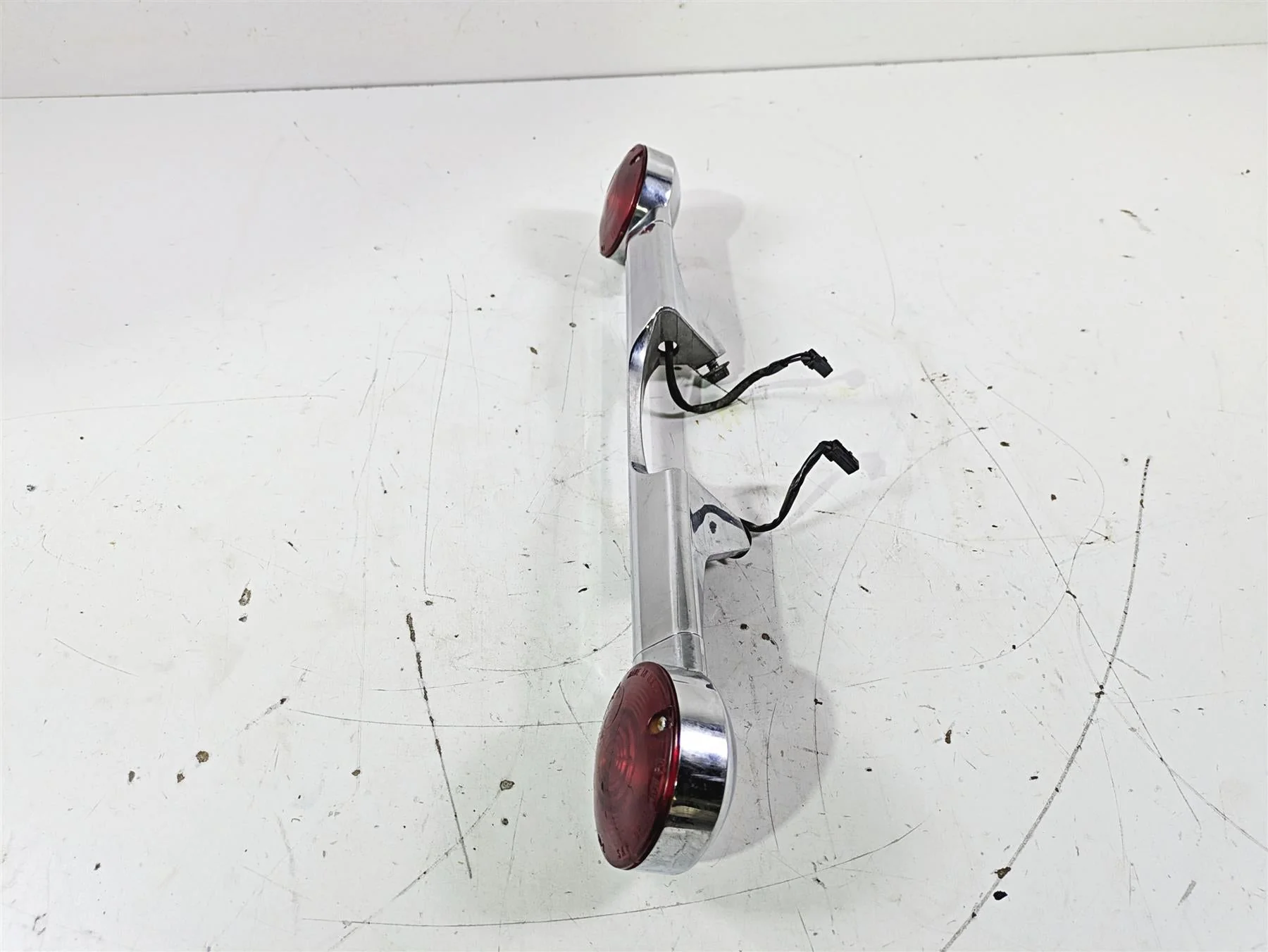 2003 Harley Touring FLHTCUI E-Glide 100th Rear Blinker Turn Signal Bar 68145-98 - Image 4