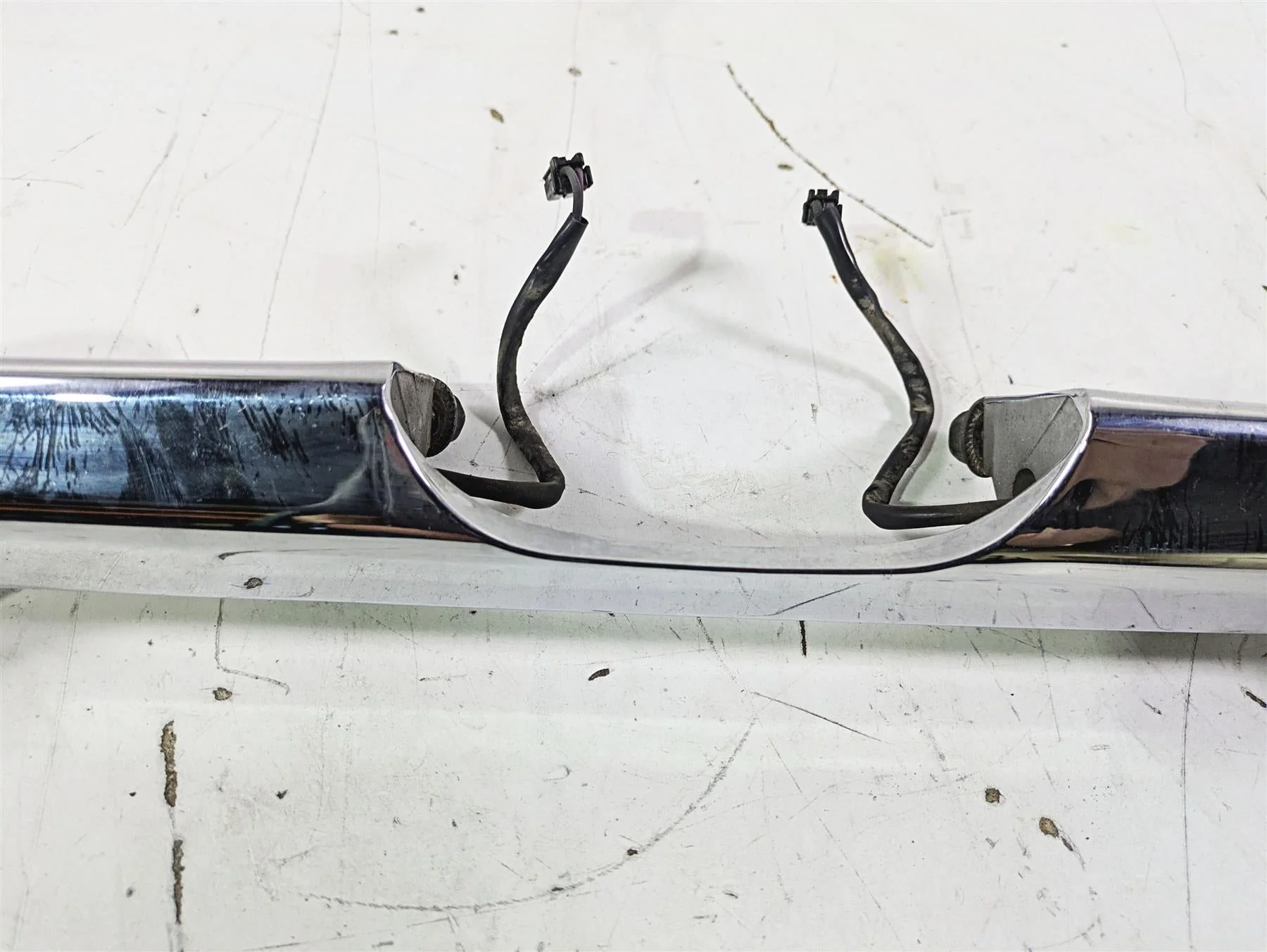 2003 Harley Touring FLHTCUI E-Glide 100th Rear Blinker Turn Signal Bar 68145-98 - Image 7