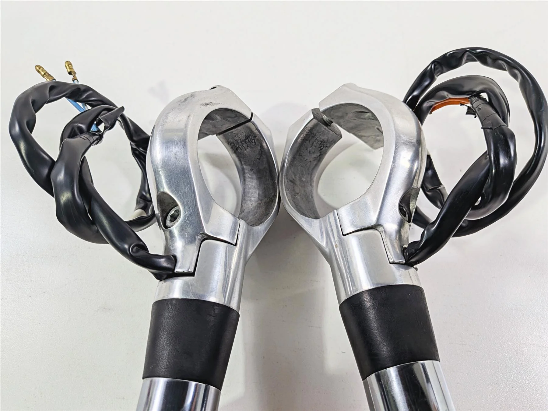 2003 Honda V-Twin VTX1800 C Left Right Front Blinker Clamp Set 33400-MBH-672 - Image 9
