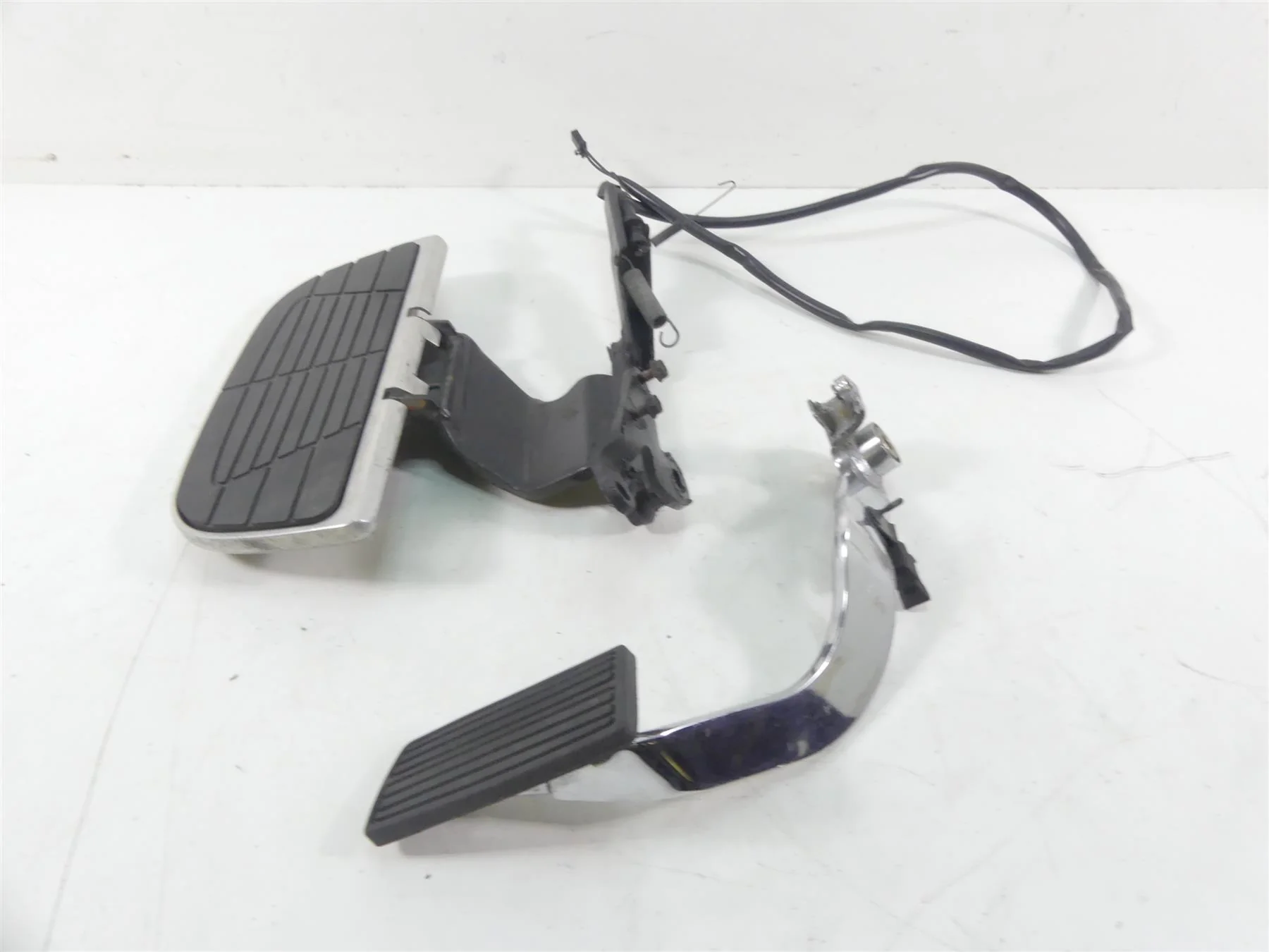 2003 Honda VTX1800R Right Front Floor Board & Brake Pedal Set 50615-MCV-000 - Image 2
