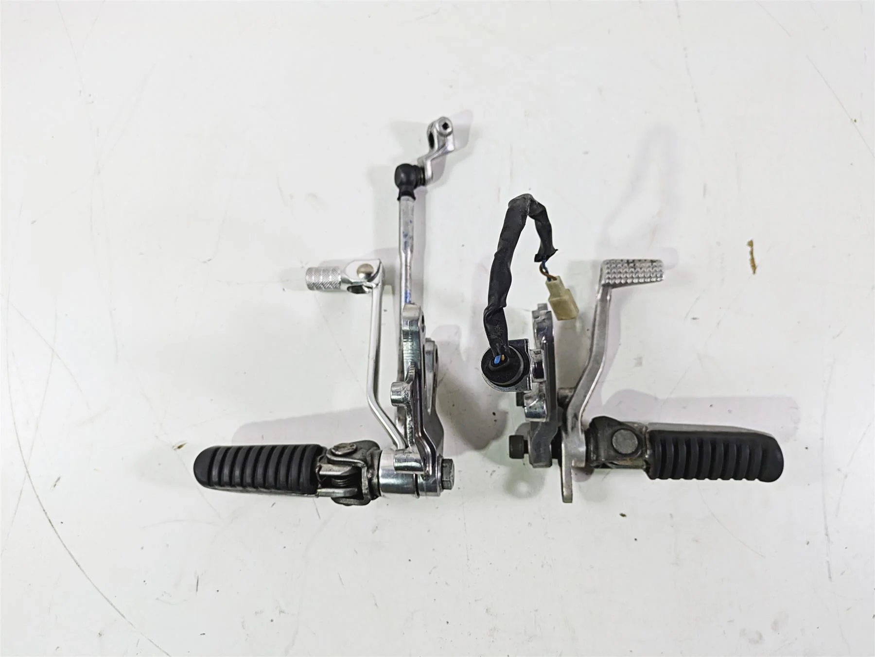 2003 Kawasaki ZX9R Ninja Left Right Rider Footpeg Set Shifter 35011-1874 - Image 2