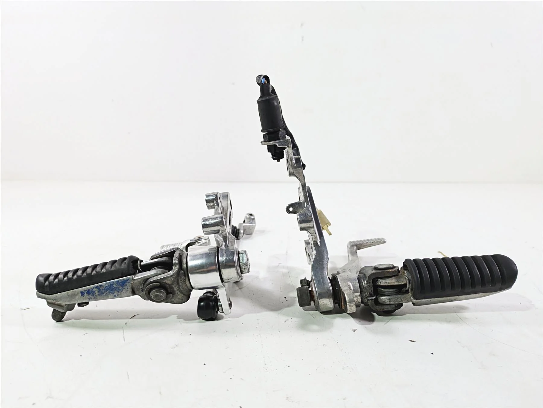 2003 Kawasaki ZX9R Ninja Left Right Rider Footpeg Set Shifter 35011-1874 - Image 3