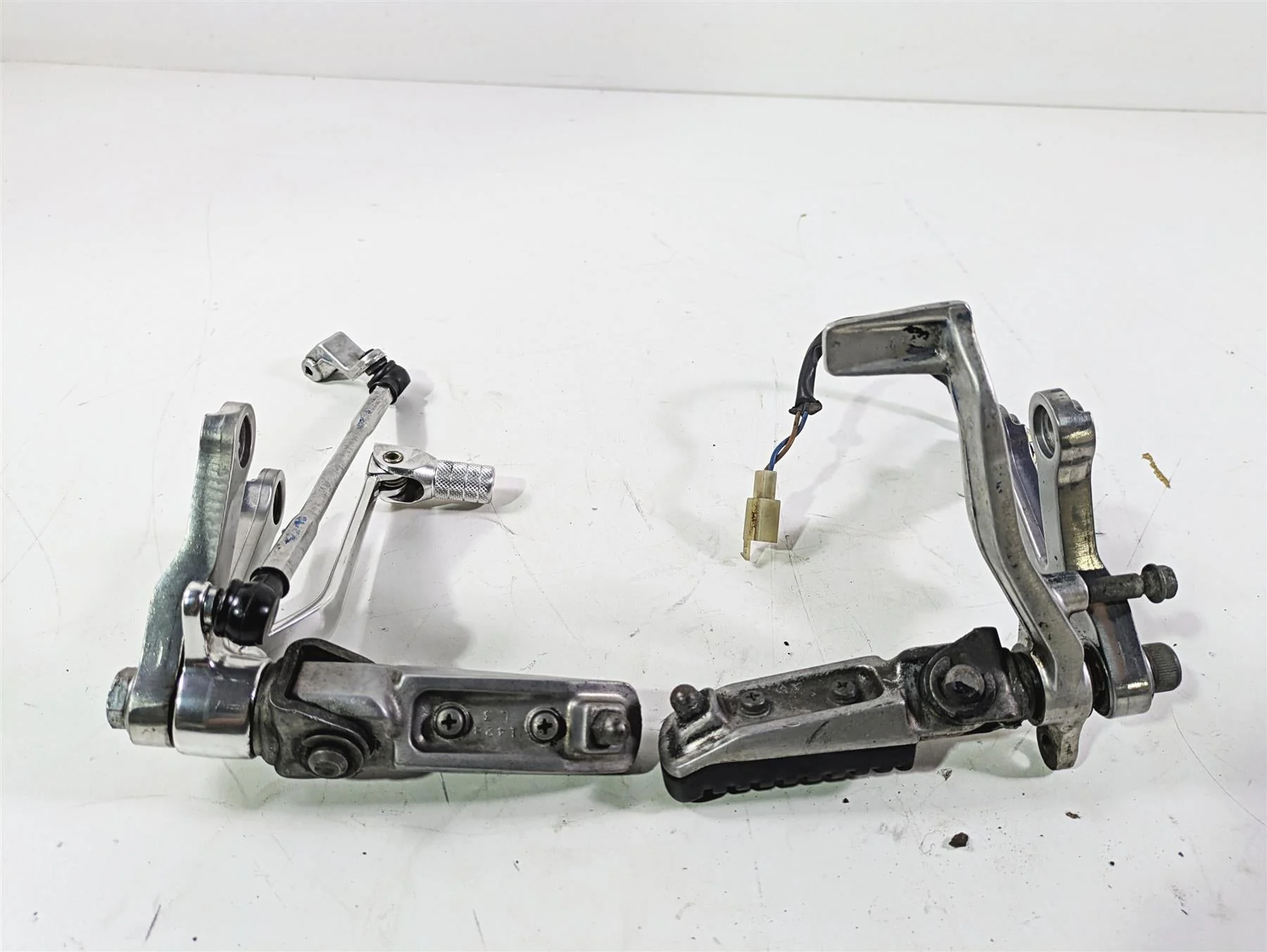 2003 Kawasaki ZX9R Ninja Left Right Rider Footpeg Set Shifter 35011-1874 - Image 7
