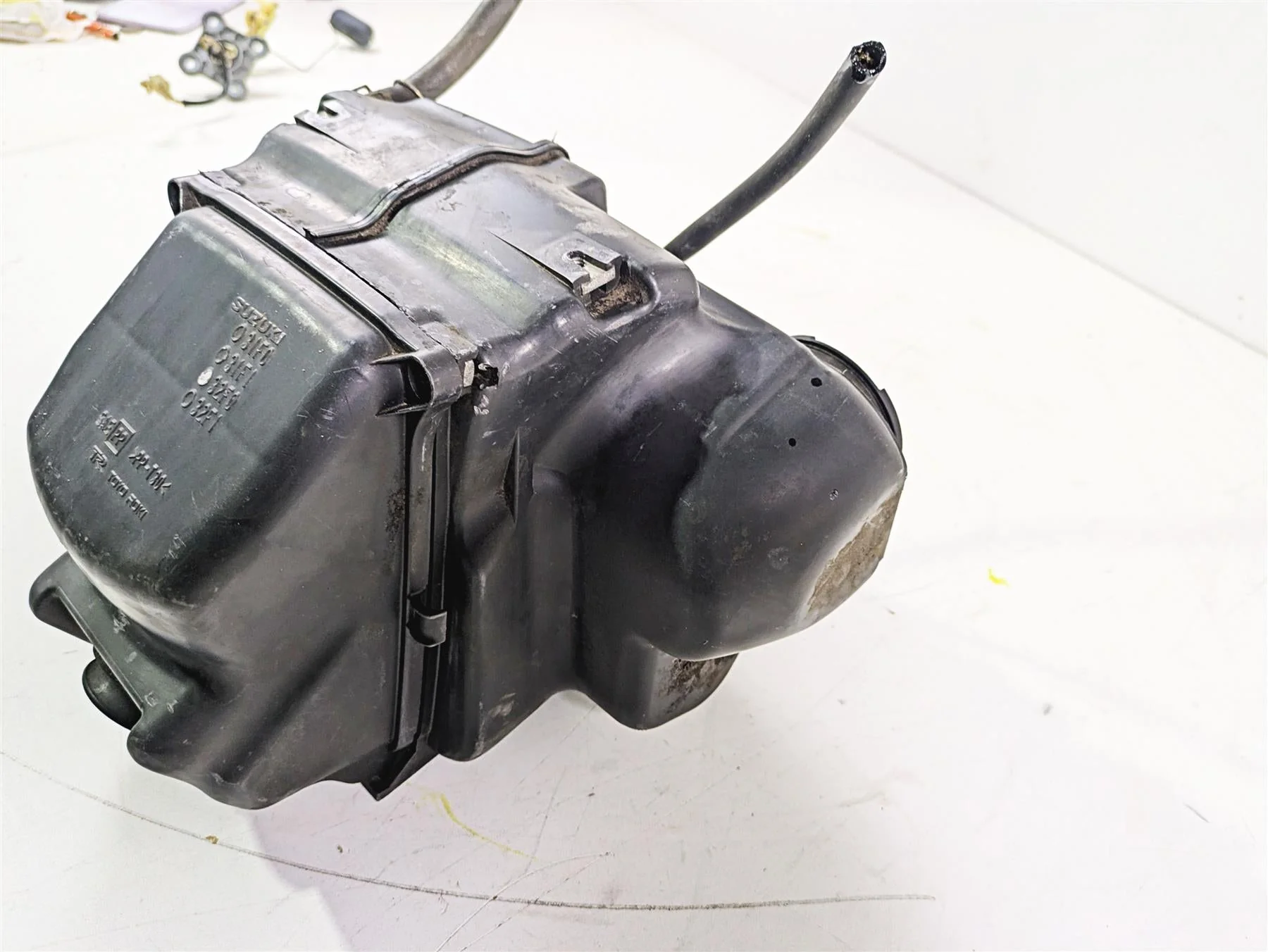 2003 Suzuki GSF1200 Bandit Air Filter Breather Cleaner Box 13700-32F00 - Image 9