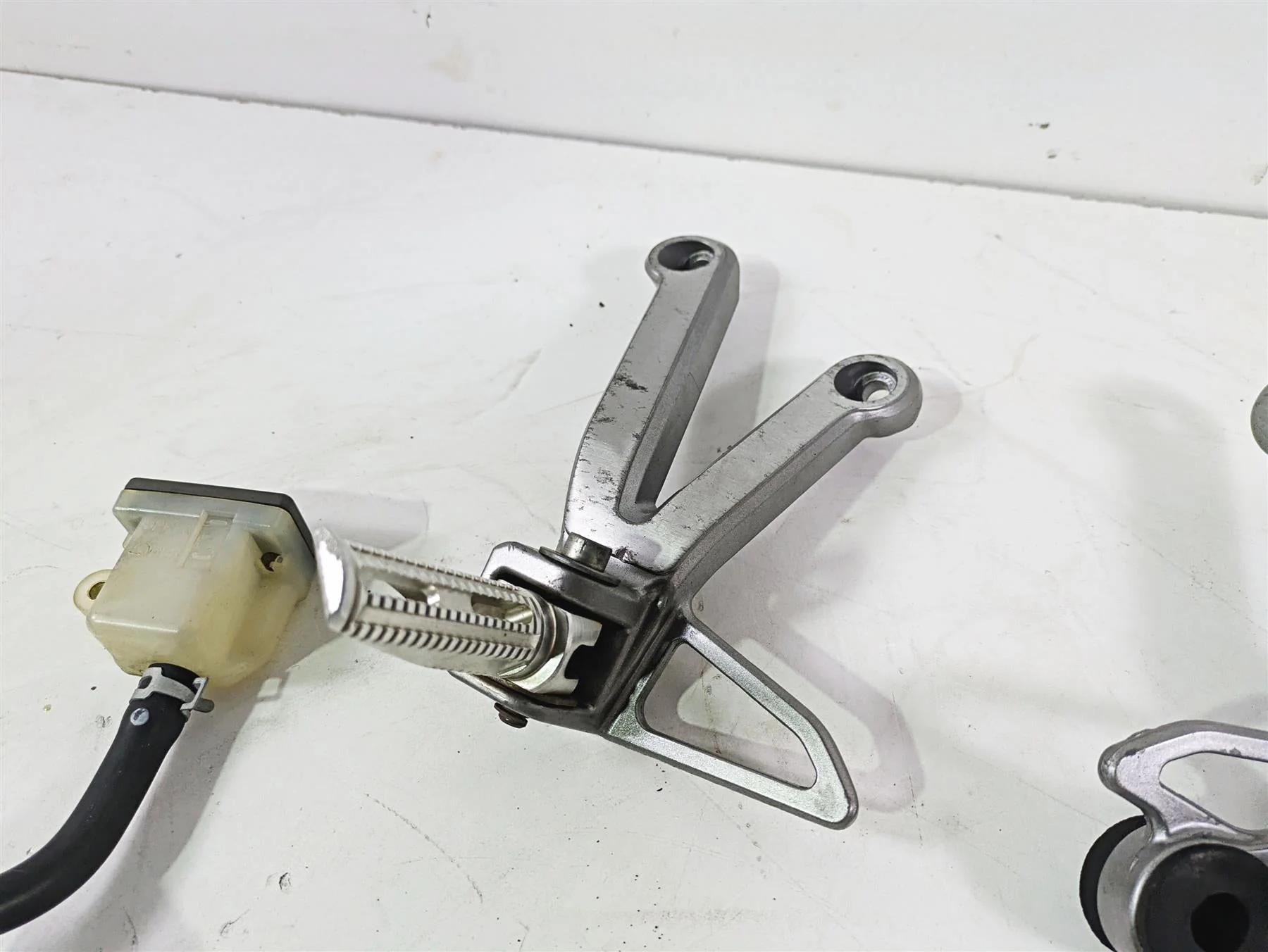 2003 Suzuki GSF1200 Bandit Foot Peg Rest + Shifter & Brake Lever Set 43511-26E02 - Image 4