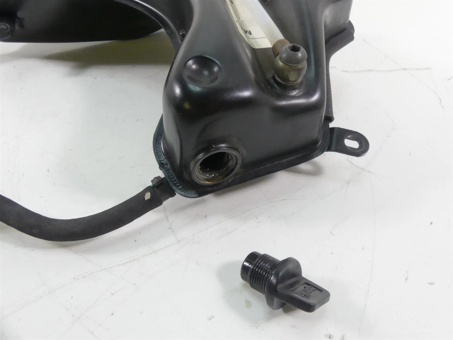 2004 Aprilia RSV1000 R Mille Metal Oil Tank Reservoir AP8158120 - Image 6