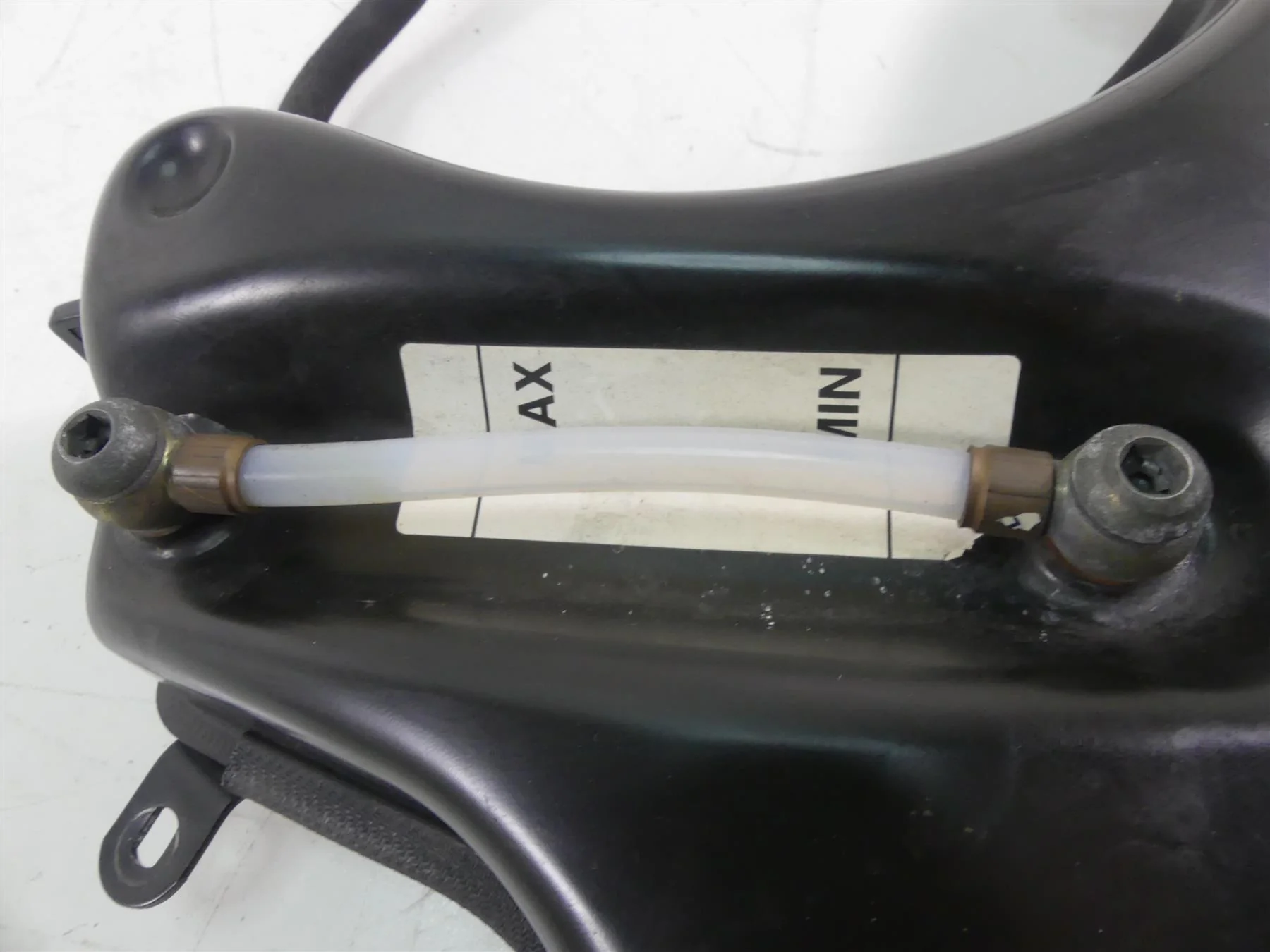 2004 Aprilia RSV1000 R Mille Metal Oil Tank Reservoir AP8158120 - Image 7